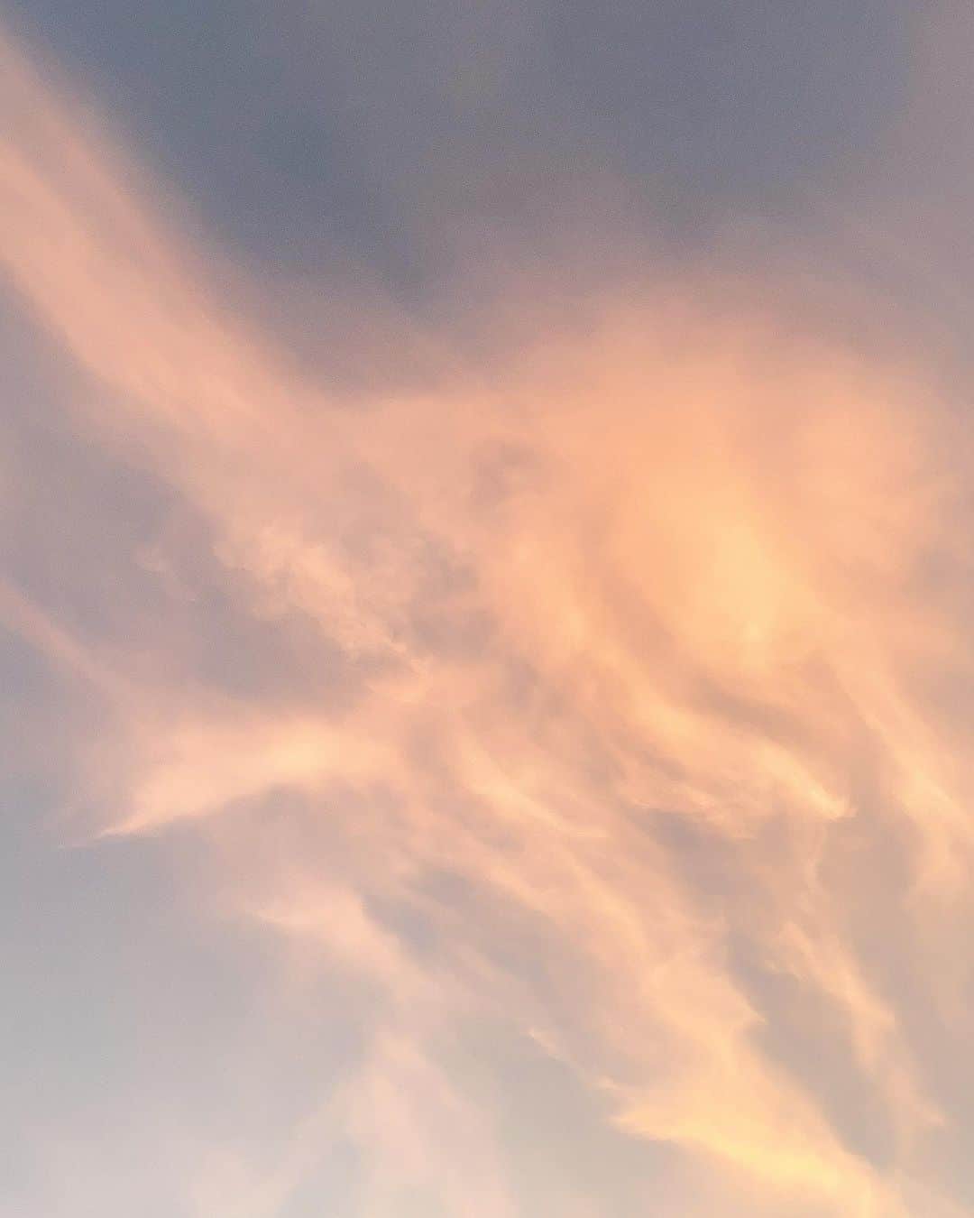 Manamiのインスタグラム：「Live with LOVE🍬🌅  愛を込めて生きよう😌 素敵なことにたくさん気づける🌼  #livewithLOVE」