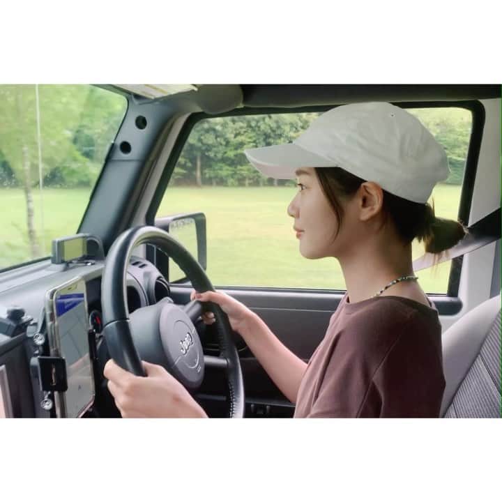 猪鼻ちひろのインスタグラム：「🧒🏻🚗 久々の運転。 ムービー撮られてるの気づかないくらい本当に緊張した… 椅子をめちゃくちゃ前に出さないと足が届かない… (この後写真よりもっと前に！笑) 音楽を聴く余裕はない…😂🙏🏻 けど褒めて伸ばしてくれるあいにゃんのおかげで、 無事にキャンプ場からアウトレットまで運転出来ましたとさ♡ ぷぅは犬用シートベルトして、お利口さん🐶 また広いところ走り回りに行こうね！ ( 全身コーデも載せました！@from_chiro のTシャツワンピース本当に使える説！今年もめちゃくちゃに着てます) #久々の運転 #緊張感が半端じゃない  #ジープ女子 #あいにゃん #ありがとう #駐車場 #前から突っ込んだのに斜めってた笑 #次は高速道路 #車が大きくて身体が小さい #クッション4枚重ねられてた免許合宿時代を思い出した #ちひろのお洋服 #ちひろtripアウトドア」