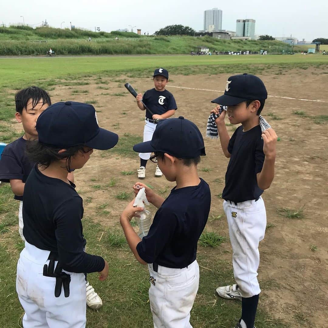 ザッキー☆さんのインスタグラム写真 - (ザッキー☆Instagram)「夏休み最終日☀️ 。 もちろん最終日は宿題day😭 昨日の夜、その存在に気がつきましたが、中2長女の家庭科の宿題は昼食の献立💦💦 。 野菜スープ キーマカレー ポテトサラダ を作らせました😆❣️ 。 中学校にもなるとさすがに手際が良くなって指示だけで済んだ〜✨✨ 小学生相手だと、さすがに途中で手伝っちゃうけど、そんな事もなく3品仕上げてました👍 。 。 写真も提出するらしいので、 そこだけはちょっと手を貸しましたけど〜🤣 ちゃんと美味しかったし、 ちゃんとうちの味に仕上がってた〜❣️ 。 。 短い夏休みはほとんどを息子2人の野球に費やし、早寝早起きだけはバッチリの規則正しい生活でした✌️✨✨ 集合時間が早いから仕方なく早起きしますがね〜💦夏はまだ起きられる方…。冬になったらこんな早起きは無理だーーー😭 。 河川敷にもたくさん遠征して 遠足気分を満喫しました💖 集中トレーニングで少しはうまくなったかな〜。。 。 もうすぐ秋季大会！ 初戦突破したーい‼️‼️ 。 。 。  #ザッキーのkitchen  #talk_recipe #暮らしニスタ #フーディーテーブル #おうちごはん #キーマカレー #家庭科の宿題 #夏休みの最終日に慌てて宿題やるタイプ  #夏休みの思い出は野球⚾️」8月24日 14時36分 - kazuyo_yamazaki