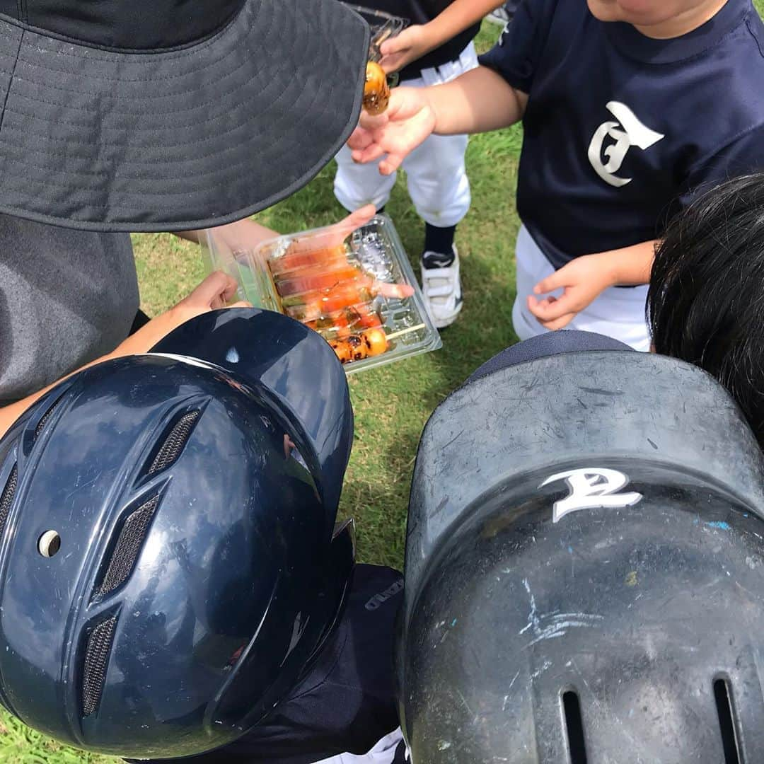 ザッキー☆さんのインスタグラム写真 - (ザッキー☆Instagram)「夏休み最終日☀️ 。 もちろん最終日は宿題day😭 昨日の夜、その存在に気がつきましたが、中2長女の家庭科の宿題は昼食の献立💦💦 。 野菜スープ キーマカレー ポテトサラダ を作らせました😆❣️ 。 中学校にもなるとさすがに手際が良くなって指示だけで済んだ〜✨✨ 小学生相手だと、さすがに途中で手伝っちゃうけど、そんな事もなく3品仕上げてました👍 。 。 写真も提出するらしいので、 そこだけはちょっと手を貸しましたけど〜🤣 ちゃんと美味しかったし、 ちゃんとうちの味に仕上がってた〜❣️ 。 。 短い夏休みはほとんどを息子2人の野球に費やし、早寝早起きだけはバッチリの規則正しい生活でした✌️✨✨ 集合時間が早いから仕方なく早起きしますがね〜💦夏はまだ起きられる方…。冬になったらこんな早起きは無理だーーー😭 。 河川敷にもたくさん遠征して 遠足気分を満喫しました💖 集中トレーニングで少しはうまくなったかな〜。。 。 もうすぐ秋季大会！ 初戦突破したーい‼️‼️ 。 。 。  #ザッキーのkitchen  #talk_recipe #暮らしニスタ #フーディーテーブル #おうちごはん #キーマカレー #家庭科の宿題 #夏休みの最終日に慌てて宿題やるタイプ  #夏休みの思い出は野球⚾️」8月24日 14時36分 - kazuyo_yamazaki