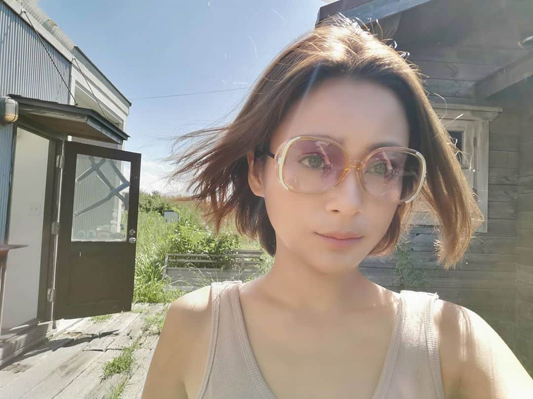 脇田恵子のインスタグラム：「ええお天気やん🥺💕 散歩してたらついでにロケハンできた🤤👌。 髪色すっかり抜けてきたけどいい透け感🤗」