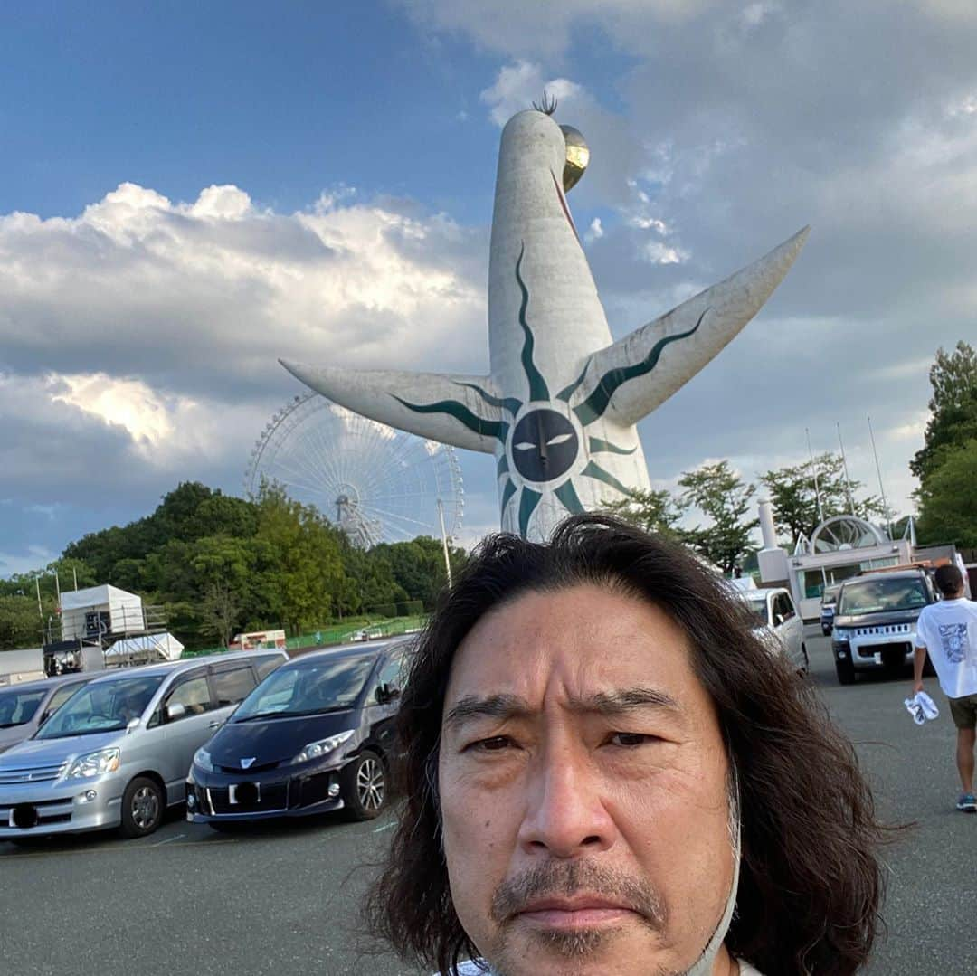 トータス松本さんのインスタグラム写真 - (トータス松本Instagram)「イェイ！ ラジオ終わりで前から気になっていたドライブインライブを見学してきた。昼間に新大阪駅でビッケブランカ君とバッタリ会い、今日の夕方演るというので行ってみた。 ドライブインでのライブ。なんかいい！ そしてやっぱり、万博公園はいい！ #ドライブインシアター #クルマから観るライブ#後ろ姿の #太陽の塔 #万博公園 #ビッケブランカ #配信もあり」8月24日 14時56分 - tortoise_matsumoto_official