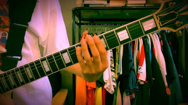 小野武正のインスタグラム：「わしにちは！わしです！﻿ ﻿ ﻿ ﻿ KEYTALK伝説の曲﻿ 物販2﻿ ﻿ ﻿ ﻿ 皆様はご存知だろうか？？﻿ ﻿ ﻿ ﻿ ﻿ ﻿ わしはほぼ忘れてました﻿ ﻿ ハロワンとマツリバヤシのシングルの初回二枚ゲットした人だけがダウンロード権を得られたんだよね、たしか、、、﻿ ﻿ ﻿ ちょっとかっちょいいやんこのリフ。。。。﻿ 残念ながらサブスクにもあがってないマボロシの曲となりました、、わしもダウンロードし損ねてたのでプリプロ音源聴きながら弾いてます。﻿ ﻿ ﻿ #わしつなぎ﻿ #keytalk﻿ #コガレコードから物販﻿ #ビクターから物販2﻿ #ユニバーサルから、、、」
