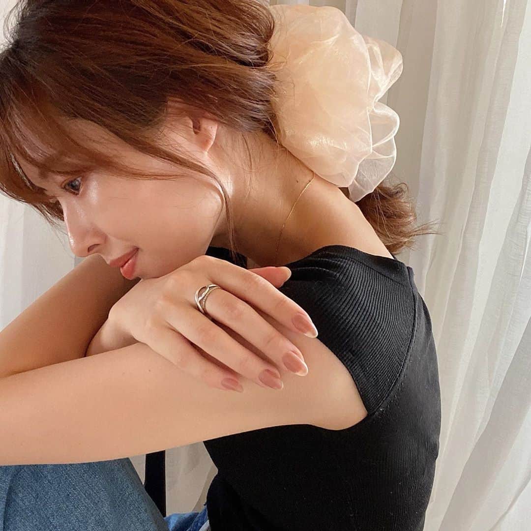 のインスタグラム：「.﻿ #ビッグシュシュ﻿ ただのポニーテールに使うだけで、一気に格上げ。﻿ ピアス無くてもいっか！と、思わせてくれます。﻿ ニット素材のオフショル服のワンポイントに。﻿ 秋は深めの色のコーデばっかりになるので、﻿ シュシュに興味津々😍﻿ 大きなアクセをつける時のポニーテールのポイントは耳周りを思い切り引き出すこと！（動画載せてます）﻿ ﻿ スタイリング剤は、﻿ ポニーテールがまとめやすくなるように﻿ #uka#マルチデイリーセラム に﻿ #ヘアオイル#windylady を混ぜました。﻿ ダメージが気になったり髪がきしむ時は混ぜて使ってます✨﻿ ﻿ なんとこのシュシュは手先の器用な後輩の﻿ @kirari_sato_uka の手作り💕﻿ ありがとう☺︎﻿ ﻿ ﻿ #アンドロージー秋ヘア﻿ 企画に応募します🙇‍♀️✨﻿ @androsy_tkj ﻿ ﻿ ﻿ ﻿ #シュシュ#ヘアアクセサリー﻿ #ヘアアレンジ#ポニーテール﻿ #ウカ#セルフアレンジ﻿ #30代ヘアスタイル#30代美容﻿ #コスメ好きさんと繋がりたい ﻿ #美容好きな人と繋がりたい #手づくり#ハンドメイド#ハンドメイドアクセサリー」