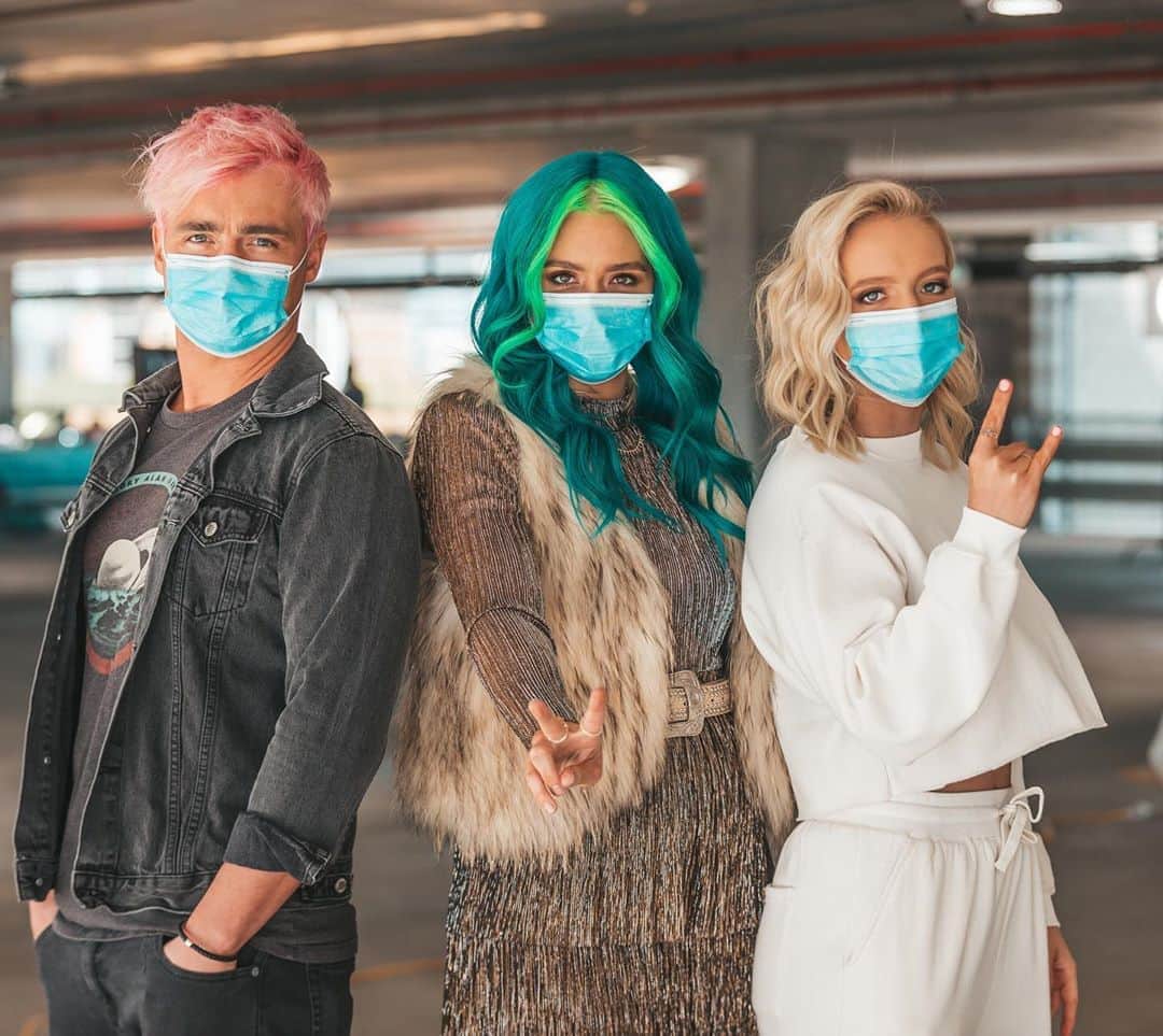 シェパードのインスタグラム：「Spread love, not germs. 📸 @troyjegersphoto」