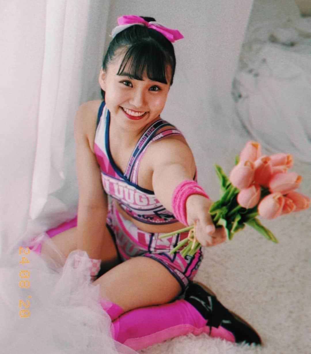 のインスタグラム：「. ぽむがとってくれた写真！！ お花こっち向けてるなんてアイドルっぽくない？？てれ。 . ちゅーりっぷにはまってて、ちゅーりっぷすきです！ . はやくみんなとお話ししたいなぁってすごく思う。 . 今日は寝てる時のゆめで練習をしてました！！ ふいにみた中島さんの背中の筋肉がめちゃめちゃきれいだった！！現実的ですね！！でもそれがはやく現実になったらいいなぁ。 . 太陽浴びてないからすこしは肌白くなったかも！！ . #チューリップ　#ちゅーりっぷ  #アイドル  #プロレスラー  #プロレス  #アプガプロレス」
