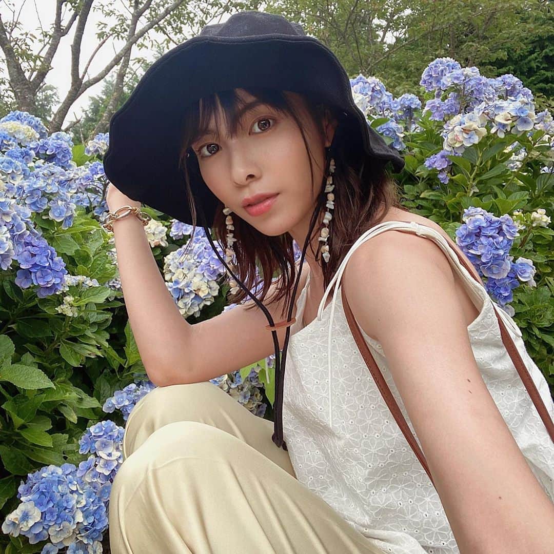 のインスタグラム：「. . マスク生活でお肌が普段よりも 荒れる可能性がたくさんあるので、 最近はお家でのスキンケアに力をいれたり プロの力も頼りにしています✨ . . 毎月の楽しみである @menard_love_h さんは お肌のストレスをいったん0に戻して整えてくれる❤️ . . お家ではなかなか落とせない 毛穴に詰まった汚れもゴッソリ なくしてもらえるから もう今のわたしには必須です😌✌︎ . . . 今週は海に行く予定だから 日焼け対策めっちゃしなくちゃ😎 . . 相棒ちゃんに誕生日プレゼントに もらった @searoomlynn_official の帽子。 . ツバが広くて使いやすい❤︎ 鞄にクシャって入れれるし最高❤︎ 最近毎日被ってるよ☀️ . . . . #メナードフェイシャルサロン #メナードエステ  #エステ#ニキビケア #フェイシャルエステ  #メナード福島店 #menard #福島 #searoomlynn#バケットハット」