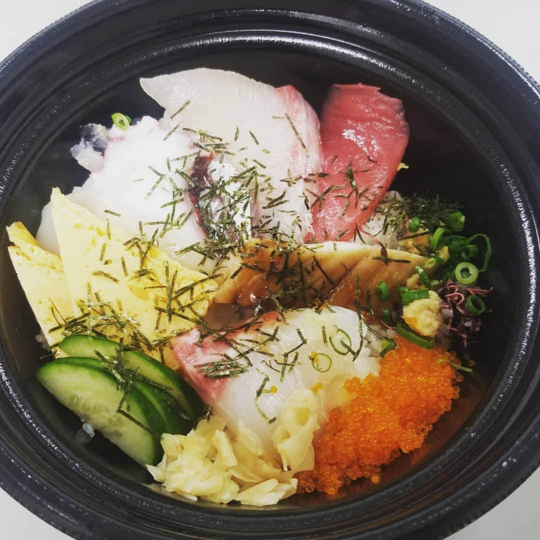 大庄 採用さんのインスタグラム写真 - (大庄 採用Instagram)「8/24 【ウーバーイーツ新業態 旨い海鮮丼 三四味屋（さしみや）】  #大庄 では6月より#ウーバーイーツ をスタートしました🚴💨 みなさん利用したことはありますか😋🍴？ #コロナウイルス や#猛暑 で積極的に出歩けない中、とっても便利ですよね✨  今日の#ランチ も#三四味屋#大森店 の#海鮮丼 を本社まで届けて頂きました🎵 （#ドライバー さんありがとうございます🙏）  ひとつの拠点（店舗）からネット上にいくつも業態をもてるのがウーバーイーツの特性。 この特性を生かして当社では積極的に多数のバーチャル店舗の開発を行っています🤗❕ 今回も実際に大森に三四味屋というお店は存在しませんが、#日本海庄や 大森店にてオーダーを受けて作成して頂きました🐟  こんな面白い取り組みができるのも、大庄が出来合いの料理に頼らず、お店で一からお料理を作っているからこそ👨‍🍳🍳 当社の腕利きの調理人たちのおかげで、新しい#ブランド や#メニュー にも挑戦できるんです👍  是非皆さんも真心のこもった美味しいお料理をご#自宅 や#職場 でお楽しみください🍴✨  #ubereats #デリバリー #テイクアウト #新卒採用#21新卒#営業職#総合職#本社職#バイヤー#調理#接客#外食#飲食#内定式#内定#間に合います」8月24日 15時18分 - daisyo_saiyou