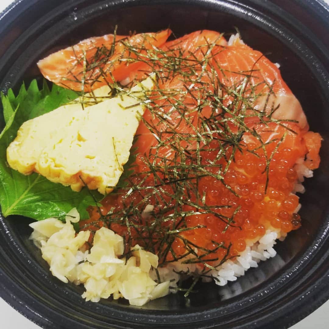 大庄 採用さんのインスタグラム写真 - (大庄 採用Instagram)「8/24 【ウーバーイーツ新業態 旨い海鮮丼 三四味屋（さしみや）】  #大庄 では6月より#ウーバーイーツ をスタートしました🚴💨 みなさん利用したことはありますか😋🍴？ #コロナウイルス や#猛暑 で積極的に出歩けない中、とっても便利ですよね✨  今日の#ランチ も#三四味屋#大森店 の#海鮮丼 を本社まで届けて頂きました🎵 （#ドライバー さんありがとうございます🙏）  ひとつの拠点（店舗）からネット上にいくつも業態をもてるのがウーバーイーツの特性。 この特性を生かして当社では積極的に多数のバーチャル店舗の開発を行っています🤗❕ 今回も実際に大森に三四味屋というお店は存在しませんが、#日本海庄や 大森店にてオーダーを受けて作成して頂きました🐟  こんな面白い取り組みができるのも、大庄が出来合いの料理に頼らず、お店で一からお料理を作っているからこそ👨‍🍳🍳 当社の腕利きの調理人たちのおかげで、新しい#ブランド や#メニュー にも挑戦できるんです👍  是非皆さんも真心のこもった美味しいお料理をご#自宅 や#職場 でお楽しみください🍴✨  #ubereats #デリバリー #テイクアウト #新卒採用#21新卒#営業職#総合職#本社職#バイヤー#調理#接客#外食#飲食#内定式#内定#間に合います」8月24日 15時18分 - daisyo_saiyou