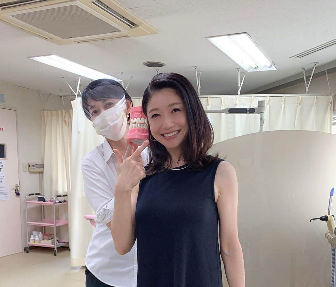 市橋有里さんのインスタグラム写真 - (市橋有里Instagram)「笑って免疫力を高めましょ♪ ・ こんな状況の中でも、こうして笑えるのは気のおけない友人のおかげ✨そして何より歯のケアを全面的にお任せしている大好きな @satoko5331 のお陰で思い切ってふんぞりかえるくらい大笑いできるのです♪今日は、わずか16分！最速のホワイトニングをしていただき、2段階アップの【1】まで引き上げていただきました🦷✨その上はない🙄笑　知覚過敏、痛みに伴うリスクのないホワイトニングで パールのような艶やかさをキープできるんだそうです。ダウンタイムもなく2日間だけ飲み物🍷☕️に気をつけるのみ。ちょうど今、ちっこい変形パールのアクセサリーにはまっているので、そのパール達に劣らないよう日々のケアを続けていきます〜✨ ・ #ホワイトホワイト #whitewhite  #naturaldrops  は #cosmekitchen  で購入できます♪ #ありがとうございました #美しい口もと」8月24日 15時20分 - ariichihashi