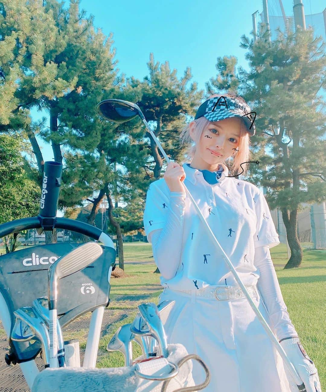 うさたにパイセンさんのインスタグラム写真 - (うさたにパイセンInstagram)「この前2回目のコース行ったよ⛳️  前日にレッスンでバックスイングを勉強したから大きくふれるようになったー！！！  「上にあげるんじゃなくて後ろにひく」ってのが大切って習ったからコースでは前回より飛ぶようになったし良かった良かった！🙌  先生( @hiroharunagamoto )にも体の動きとシンクロした動きができるようになったね！って言われたよ🥺  でも初めて18コースのところまわったから(前回は9コースだった)11コース目くらいからずっとバテバテで今にも死にそうだったよwww  お水も気づけば３リットル飲んあげてて結構しんどかった🥺  空振りミスはかなり減ったけど体力がゴミだったので今日も今日とて筋トレ頑張るか。  今日はなんてったってスクワットチャレンジ130回やんなきゃだからねw多いよ。泣きたい。  そして今日もゴルフレッスンいってきま🏌️‍♀️🏌️‍♀️🏌️‍♀️切実に上手くなりたい。  #love #followback #instagramers #tweegram #amazing #smile #follow4follow #like4like #look #instalike #igers #picoftheday #food #instadaily #instafollow #followme #girl #instagood #instacool #carryme #follow #colorful #style #姉ageha #ゴルフスイング #赤坂ゴルフ #ゴルフ #ゴルフ女子」8月24日 15時33分 - usatanipaisen1215