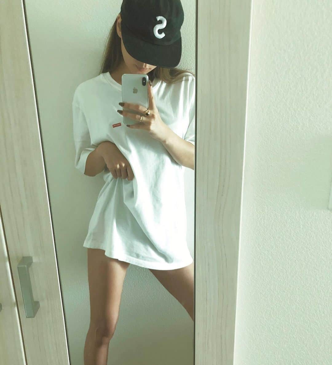 長谷川唯のインスタグラム：「・ ・ @supremenewyork 🖤🖤🖤  ・ ・ もっとオーバーサイズがいい！！夏はTシャツ一枚が好き🌞  ・ ・ #today #me #supreme #シュプリーム #happy #love #fashion #instagood #私服 #code」