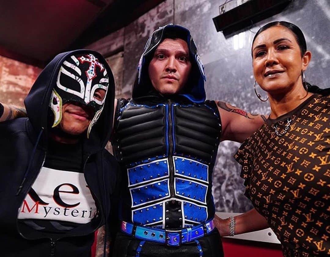 レイ・ミステリオ・ジュニアのインスタグラム：「Son...... I hope you understand the amount of pride & joy I felt watching you take your first steps in the ring last night.  You blew my mind away with your performance,  Sky’s the limit, Now let’s get some #Payback !! #LoveYou #LaFamilia #Mom&DadProud #TeAmamosMijo #Orgullo🇲🇽」