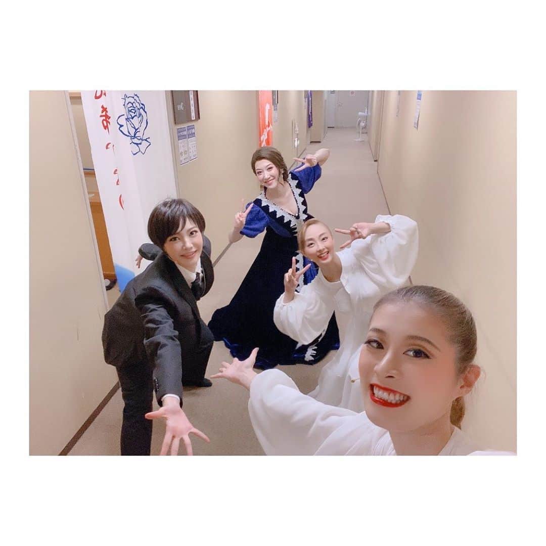 夢月せらさんのインスタグラム写真 - (夢月せらInstagram)「思ひ出⑤宝塚すぺしゃる!!  #凰稀かなめ さん かなめさんが宙組に組替えされてご一緒させて頂いてからもう8年9年？まさかまたご一緒できる日が来るなんて🥺しかも私自身大好きだったモンテ・クリスト伯。エドモンの時と真逆?!のメルセデス。どちらも至近距離で勉強できる幸せったらありませんでした。お稽古の最初の方は代役に入る事もあり、一緒にお芝居させて頂くという貴重な経験も出来ました。ただただ幸せと感謝の日々でした。 このような時期に素晴らしい座長の元、さらに愛の深まったモンテ・クリスト伯の世界に生きられた事、宝物です。  #十碧れいや さん ちょこちょこお会いしたりすることはあったものの、がっつり絡んだのは初めてだったれなさん。でも顔合わせで会った瞬間から気さくに声をかけてくださったり、私のツッコミにいっつも笑って下さったり。本当におおらかな優しい上級生。もっと一緒にいたかったー😭 朝のバレトンもっとしたかったー😭😭😭  #空乃みゆ さん 今回、1番お世話になったと思う姉さん。 なにかにつけてみゆさんみゆさん連呼する下級生にも見放さず見捨てず笑 全てを包み込んでくれた女神✨笑 いっぱい踊ったし歌ったし着替えたし走ったし。。。思い出が尽きない… カモメが無事に巣立って良かったです。笑 早くあいたーい❤❤  OGの方といると空気感というか、口に出さなくても察する力というか…行動力が宝塚って凄いなって改めて思うことばかりでした。ドレスさばきもっと勉強します💀」8月24日 15時39分 - seramutsuki