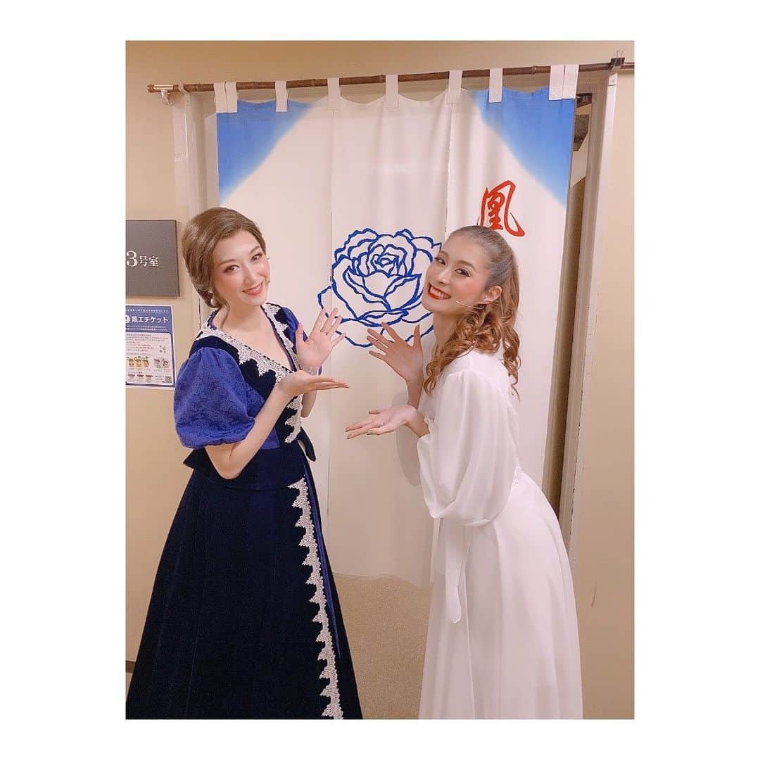 夢月せらさんのインスタグラム写真 - (夢月せらInstagram)「思ひ出⑤宝塚すぺしゃる!!  #凰稀かなめ さん かなめさんが宙組に組替えされてご一緒させて頂いてからもう8年9年？まさかまたご一緒できる日が来るなんて🥺しかも私自身大好きだったモンテ・クリスト伯。エドモンの時と真逆?!のメルセデス。どちらも至近距離で勉強できる幸せったらありませんでした。お稽古の最初の方は代役に入る事もあり、一緒にお芝居させて頂くという貴重な経験も出来ました。ただただ幸せと感謝の日々でした。 このような時期に素晴らしい座長の元、さらに愛の深まったモンテ・クリスト伯の世界に生きられた事、宝物です。  #十碧れいや さん ちょこちょこお会いしたりすることはあったものの、がっつり絡んだのは初めてだったれなさん。でも顔合わせで会った瞬間から気さくに声をかけてくださったり、私のツッコミにいっつも笑って下さったり。本当におおらかな優しい上級生。もっと一緒にいたかったー😭 朝のバレトンもっとしたかったー😭😭😭  #空乃みゆ さん 今回、1番お世話になったと思う姉さん。 なにかにつけてみゆさんみゆさん連呼する下級生にも見放さず見捨てず笑 全てを包み込んでくれた女神✨笑 いっぱい踊ったし歌ったし着替えたし走ったし。。。思い出が尽きない… カモメが無事に巣立って良かったです。笑 早くあいたーい❤❤  OGの方といると空気感というか、口に出さなくても察する力というか…行動力が宝塚って凄いなって改めて思うことばかりでした。ドレスさばきもっと勉強します💀」8月24日 15時39分 - seramutsuki