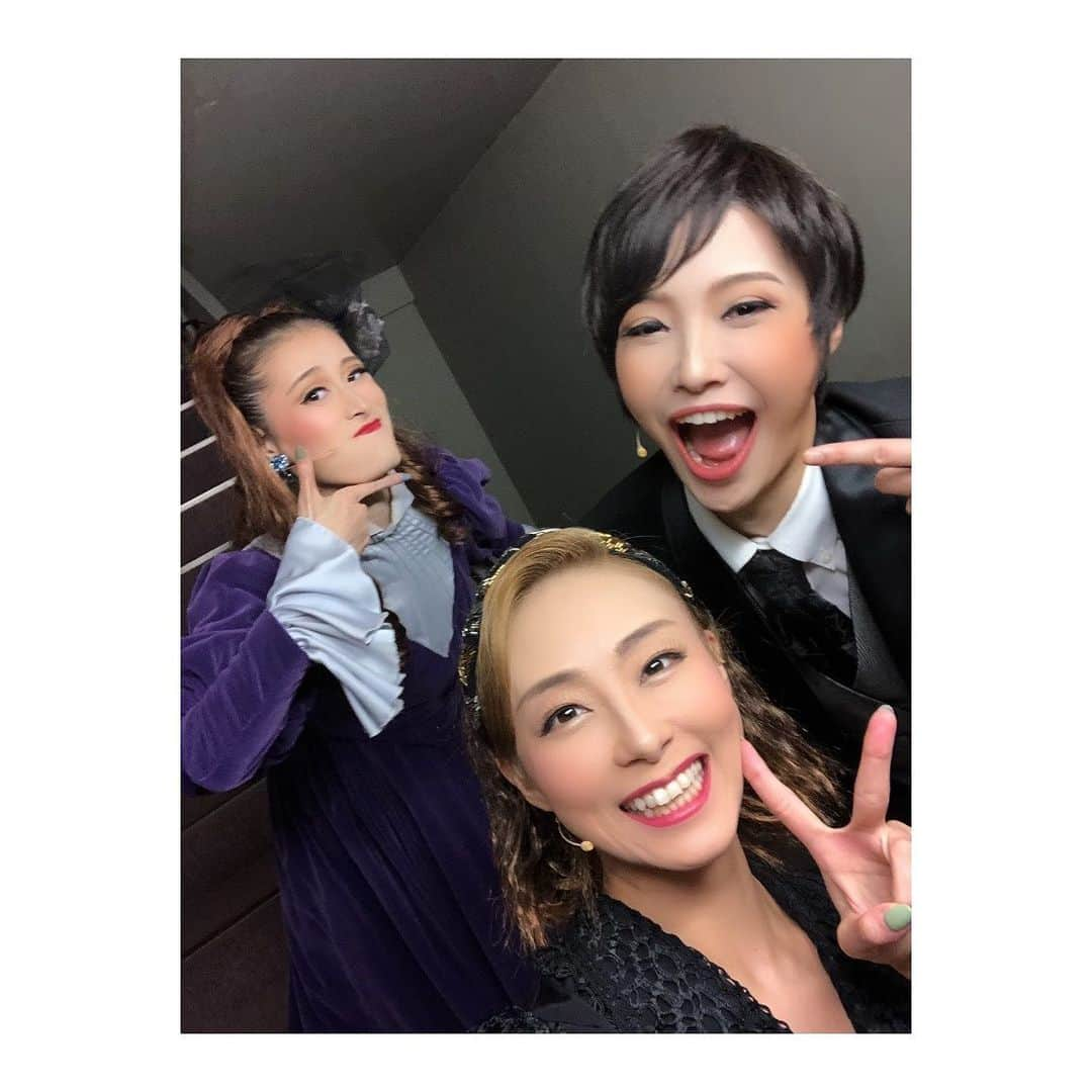 夢月せらさんのインスタグラム写真 - (夢月せらInstagram)「思ひ出⑤宝塚すぺしゃる!!  #凰稀かなめ さん かなめさんが宙組に組替えされてご一緒させて頂いてからもう8年9年？まさかまたご一緒できる日が来るなんて🥺しかも私自身大好きだったモンテ・クリスト伯。エドモンの時と真逆?!のメルセデス。どちらも至近距離で勉強できる幸せったらありませんでした。お稽古の最初の方は代役に入る事もあり、一緒にお芝居させて頂くという貴重な経験も出来ました。ただただ幸せと感謝の日々でした。 このような時期に素晴らしい座長の元、さらに愛の深まったモンテ・クリスト伯の世界に生きられた事、宝物です。  #十碧れいや さん ちょこちょこお会いしたりすることはあったものの、がっつり絡んだのは初めてだったれなさん。でも顔合わせで会った瞬間から気さくに声をかけてくださったり、私のツッコミにいっつも笑って下さったり。本当におおらかな優しい上級生。もっと一緒にいたかったー😭 朝のバレトンもっとしたかったー😭😭😭  #空乃みゆ さん 今回、1番お世話になったと思う姉さん。 なにかにつけてみゆさんみゆさん連呼する下級生にも見放さず見捨てず笑 全てを包み込んでくれた女神✨笑 いっぱい踊ったし歌ったし着替えたし走ったし。。。思い出が尽きない… カモメが無事に巣立って良かったです。笑 早くあいたーい❤❤  OGの方といると空気感というか、口に出さなくても察する力というか…行動力が宝塚って凄いなって改めて思うことばかりでした。ドレスさばきもっと勉強します💀」8月24日 15時39分 - seramutsuki