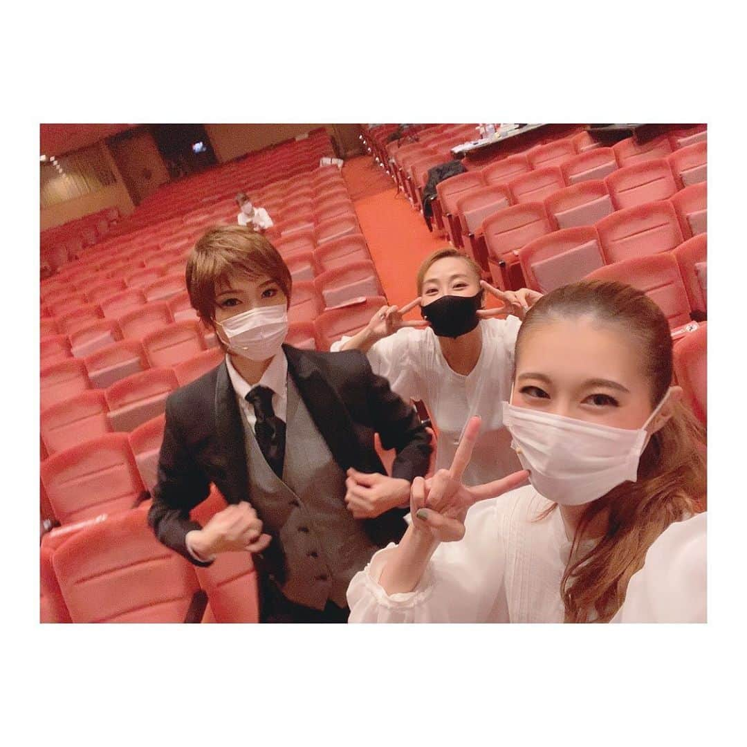 夢月せらさんのインスタグラム写真 - (夢月せらInstagram)「思ひ出⑤宝塚すぺしゃる!!  #凰稀かなめ さん かなめさんが宙組に組替えされてご一緒させて頂いてからもう8年9年？まさかまたご一緒できる日が来るなんて🥺しかも私自身大好きだったモンテ・クリスト伯。エドモンの時と真逆?!のメルセデス。どちらも至近距離で勉強できる幸せったらありませんでした。お稽古の最初の方は代役に入る事もあり、一緒にお芝居させて頂くという貴重な経験も出来ました。ただただ幸せと感謝の日々でした。 このような時期に素晴らしい座長の元、さらに愛の深まったモンテ・クリスト伯の世界に生きられた事、宝物です。  #十碧れいや さん ちょこちょこお会いしたりすることはあったものの、がっつり絡んだのは初めてだったれなさん。でも顔合わせで会った瞬間から気さくに声をかけてくださったり、私のツッコミにいっつも笑って下さったり。本当におおらかな優しい上級生。もっと一緒にいたかったー😭 朝のバレトンもっとしたかったー😭😭😭  #空乃みゆ さん 今回、1番お世話になったと思う姉さん。 なにかにつけてみゆさんみゆさん連呼する下級生にも見放さず見捨てず笑 全てを包み込んでくれた女神✨笑 いっぱい踊ったし歌ったし着替えたし走ったし。。。思い出が尽きない… カモメが無事に巣立って良かったです。笑 早くあいたーい❤❤  OGの方といると空気感というか、口に出さなくても察する力というか…行動力が宝塚って凄いなって改めて思うことばかりでした。ドレスさばきもっと勉強します💀」8月24日 15時39分 - seramutsuki