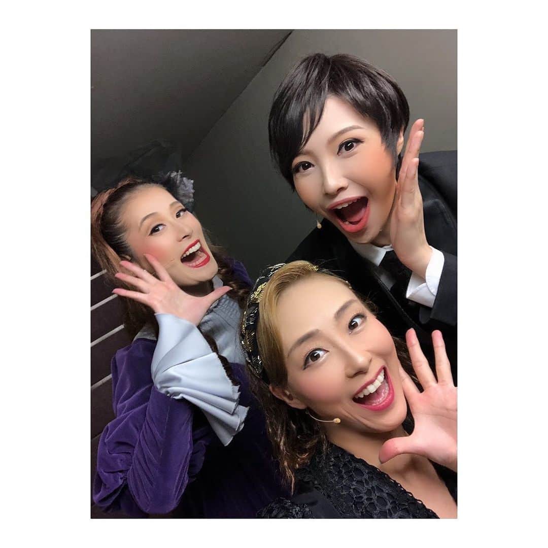 夢月せらさんのインスタグラム写真 - (夢月せらInstagram)「思ひ出⑤宝塚すぺしゃる!!  #凰稀かなめ さん かなめさんが宙組に組替えされてご一緒させて頂いてからもう8年9年？まさかまたご一緒できる日が来るなんて🥺しかも私自身大好きだったモンテ・クリスト伯。エドモンの時と真逆?!のメルセデス。どちらも至近距離で勉強できる幸せったらありませんでした。お稽古の最初の方は代役に入る事もあり、一緒にお芝居させて頂くという貴重な経験も出来ました。ただただ幸せと感謝の日々でした。 このような時期に素晴らしい座長の元、さらに愛の深まったモンテ・クリスト伯の世界に生きられた事、宝物です。  #十碧れいや さん ちょこちょこお会いしたりすることはあったものの、がっつり絡んだのは初めてだったれなさん。でも顔合わせで会った瞬間から気さくに声をかけてくださったり、私のツッコミにいっつも笑って下さったり。本当におおらかな優しい上級生。もっと一緒にいたかったー😭 朝のバレトンもっとしたかったー😭😭😭  #空乃みゆ さん 今回、1番お世話になったと思う姉さん。 なにかにつけてみゆさんみゆさん連呼する下級生にも見放さず見捨てず笑 全てを包み込んでくれた女神✨笑 いっぱい踊ったし歌ったし着替えたし走ったし。。。思い出が尽きない… カモメが無事に巣立って良かったです。笑 早くあいたーい❤❤  OGの方といると空気感というか、口に出さなくても察する力というか…行動力が宝塚って凄いなって改めて思うことばかりでした。ドレスさばきもっと勉強します💀」8月24日 15時39分 - seramutsuki