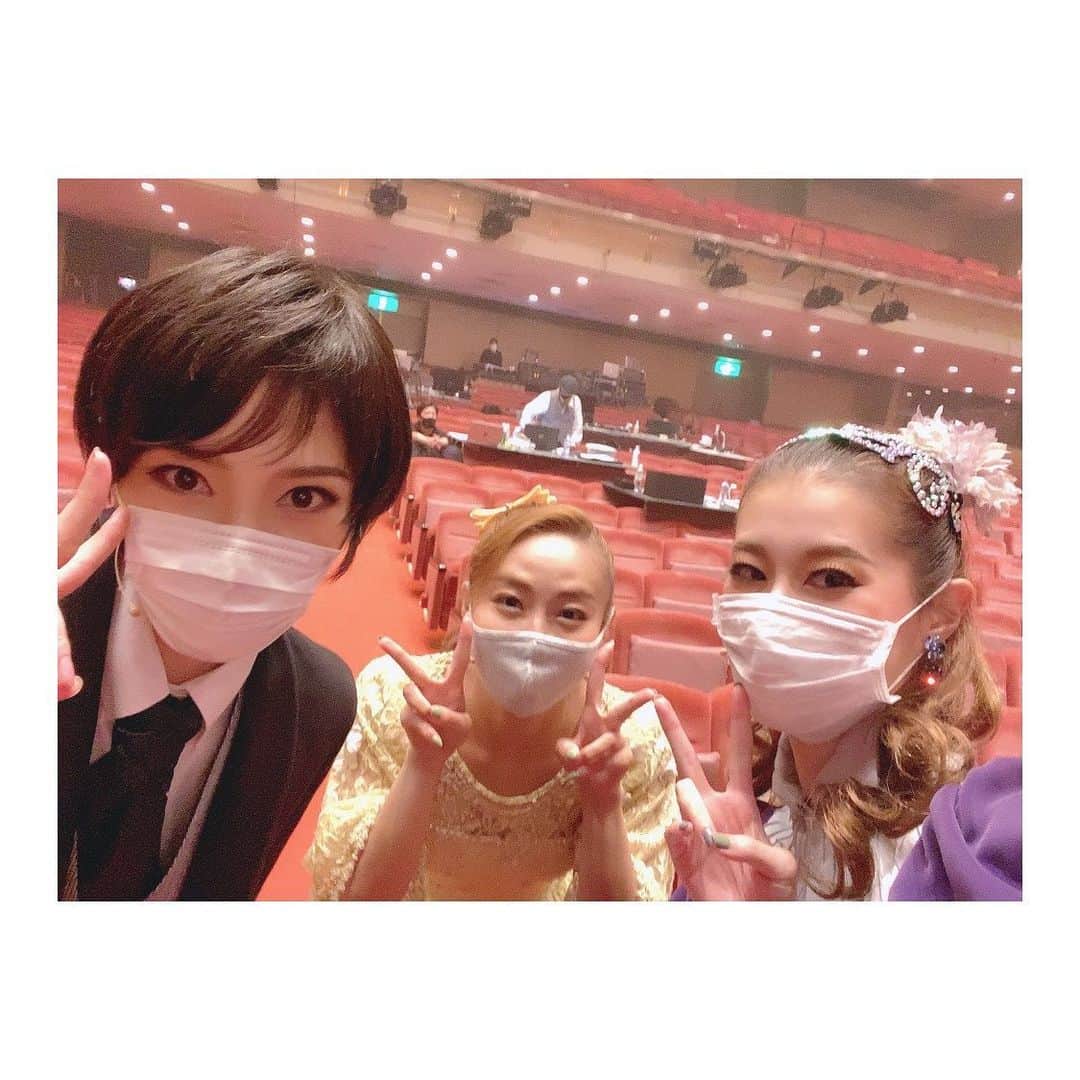 夢月せらさんのインスタグラム写真 - (夢月せらInstagram)「思ひ出⑤宝塚すぺしゃる!!  #凰稀かなめ さん かなめさんが宙組に組替えされてご一緒させて頂いてからもう8年9年？まさかまたご一緒できる日が来るなんて🥺しかも私自身大好きだったモンテ・クリスト伯。エドモンの時と真逆?!のメルセデス。どちらも至近距離で勉強できる幸せったらありませんでした。お稽古の最初の方は代役に入る事もあり、一緒にお芝居させて頂くという貴重な経験も出来ました。ただただ幸せと感謝の日々でした。 このような時期に素晴らしい座長の元、さらに愛の深まったモンテ・クリスト伯の世界に生きられた事、宝物です。  #十碧れいや さん ちょこちょこお会いしたりすることはあったものの、がっつり絡んだのは初めてだったれなさん。でも顔合わせで会った瞬間から気さくに声をかけてくださったり、私のツッコミにいっつも笑って下さったり。本当におおらかな優しい上級生。もっと一緒にいたかったー😭 朝のバレトンもっとしたかったー😭😭😭  #空乃みゆ さん 今回、1番お世話になったと思う姉さん。 なにかにつけてみゆさんみゆさん連呼する下級生にも見放さず見捨てず笑 全てを包み込んでくれた女神✨笑 いっぱい踊ったし歌ったし着替えたし走ったし。。。思い出が尽きない… カモメが無事に巣立って良かったです。笑 早くあいたーい❤❤  OGの方といると空気感というか、口に出さなくても察する力というか…行動力が宝塚って凄いなって改めて思うことばかりでした。ドレスさばきもっと勉強します💀」8月24日 15時39分 - seramutsuki