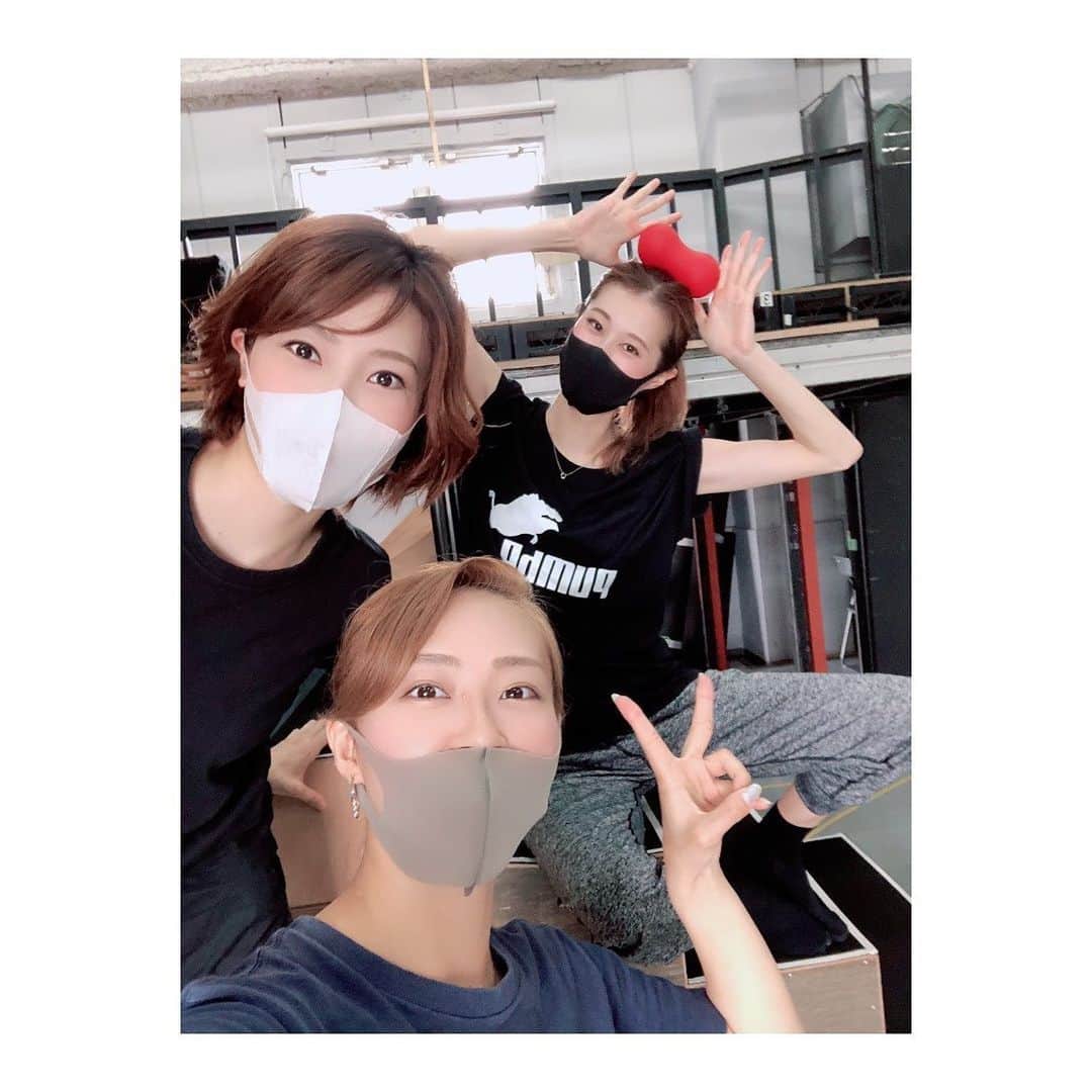 夢月せらさんのインスタグラム写真 - (夢月せらInstagram)「思ひ出⑤宝塚すぺしゃる!!  #凰稀かなめ さん かなめさんが宙組に組替えされてご一緒させて頂いてからもう8年9年？まさかまたご一緒できる日が来るなんて🥺しかも私自身大好きだったモンテ・クリスト伯。エドモンの時と真逆?!のメルセデス。どちらも至近距離で勉強できる幸せったらありませんでした。お稽古の最初の方は代役に入る事もあり、一緒にお芝居させて頂くという貴重な経験も出来ました。ただただ幸せと感謝の日々でした。 このような時期に素晴らしい座長の元、さらに愛の深まったモンテ・クリスト伯の世界に生きられた事、宝物です。  #十碧れいや さん ちょこちょこお会いしたりすることはあったものの、がっつり絡んだのは初めてだったれなさん。でも顔合わせで会った瞬間から気さくに声をかけてくださったり、私のツッコミにいっつも笑って下さったり。本当におおらかな優しい上級生。もっと一緒にいたかったー😭 朝のバレトンもっとしたかったー😭😭😭  #空乃みゆ さん 今回、1番お世話になったと思う姉さん。 なにかにつけてみゆさんみゆさん連呼する下級生にも見放さず見捨てず笑 全てを包み込んでくれた女神✨笑 いっぱい踊ったし歌ったし着替えたし走ったし。。。思い出が尽きない… カモメが無事に巣立って良かったです。笑 早くあいたーい❤❤  OGの方といると空気感というか、口に出さなくても察する力というか…行動力が宝塚って凄いなって改めて思うことばかりでした。ドレスさばきもっと勉強します💀」8月24日 15時39分 - seramutsuki