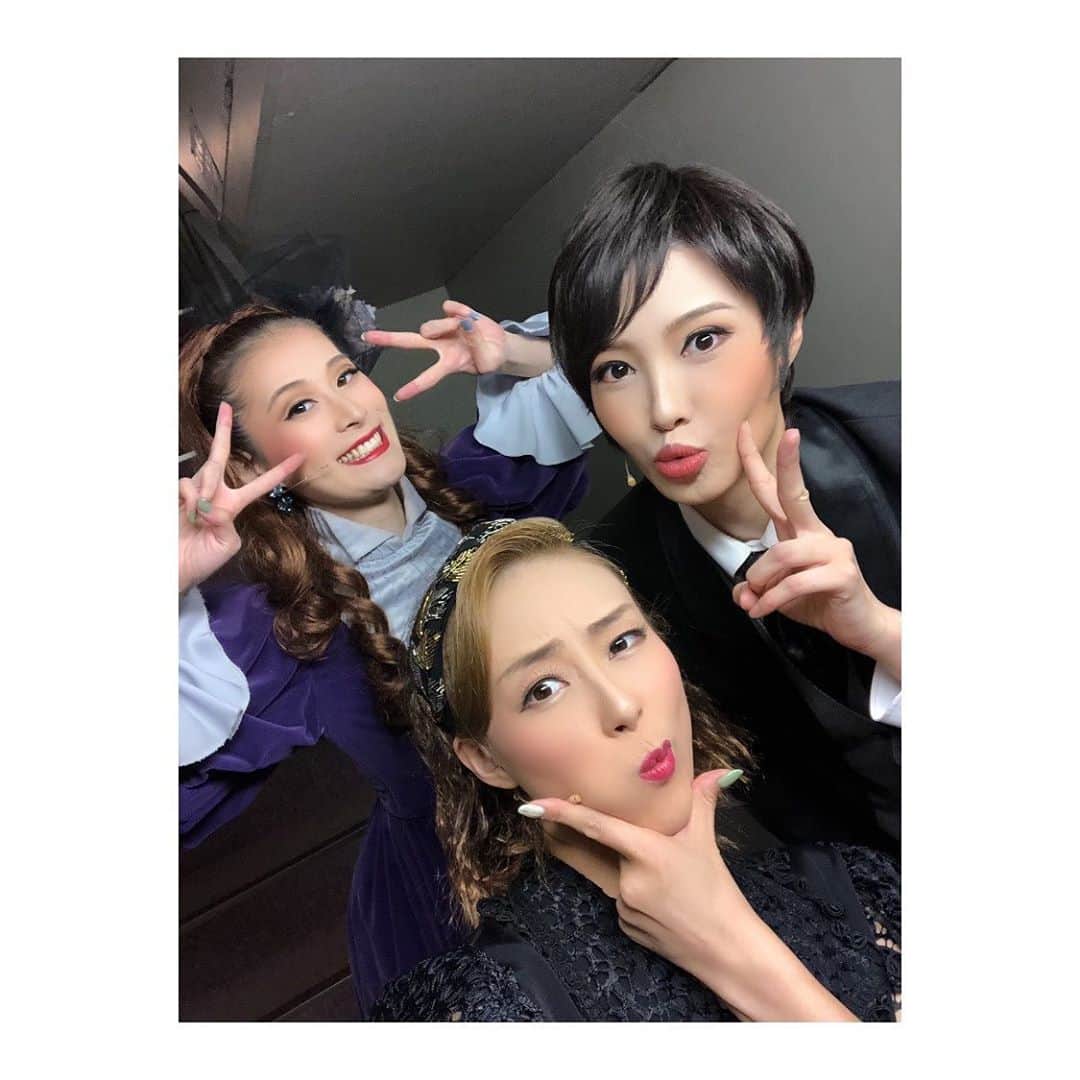 夢月せらさんのインスタグラム写真 - (夢月せらInstagram)「思ひ出⑤宝塚すぺしゃる!!  #凰稀かなめ さん かなめさんが宙組に組替えされてご一緒させて頂いてからもう8年9年？まさかまたご一緒できる日が来るなんて🥺しかも私自身大好きだったモンテ・クリスト伯。エドモンの時と真逆?!のメルセデス。どちらも至近距離で勉強できる幸せったらありませんでした。お稽古の最初の方は代役に入る事もあり、一緒にお芝居させて頂くという貴重な経験も出来ました。ただただ幸せと感謝の日々でした。 このような時期に素晴らしい座長の元、さらに愛の深まったモンテ・クリスト伯の世界に生きられた事、宝物です。  #十碧れいや さん ちょこちょこお会いしたりすることはあったものの、がっつり絡んだのは初めてだったれなさん。でも顔合わせで会った瞬間から気さくに声をかけてくださったり、私のツッコミにいっつも笑って下さったり。本当におおらかな優しい上級生。もっと一緒にいたかったー😭 朝のバレトンもっとしたかったー😭😭😭  #空乃みゆ さん 今回、1番お世話になったと思う姉さん。 なにかにつけてみゆさんみゆさん連呼する下級生にも見放さず見捨てず笑 全てを包み込んでくれた女神✨笑 いっぱい踊ったし歌ったし着替えたし走ったし。。。思い出が尽きない… カモメが無事に巣立って良かったです。笑 早くあいたーい❤❤  OGの方といると空気感というか、口に出さなくても察する力というか…行動力が宝塚って凄いなって改めて思うことばかりでした。ドレスさばきもっと勉強します💀」8月24日 15時39分 - seramutsuki