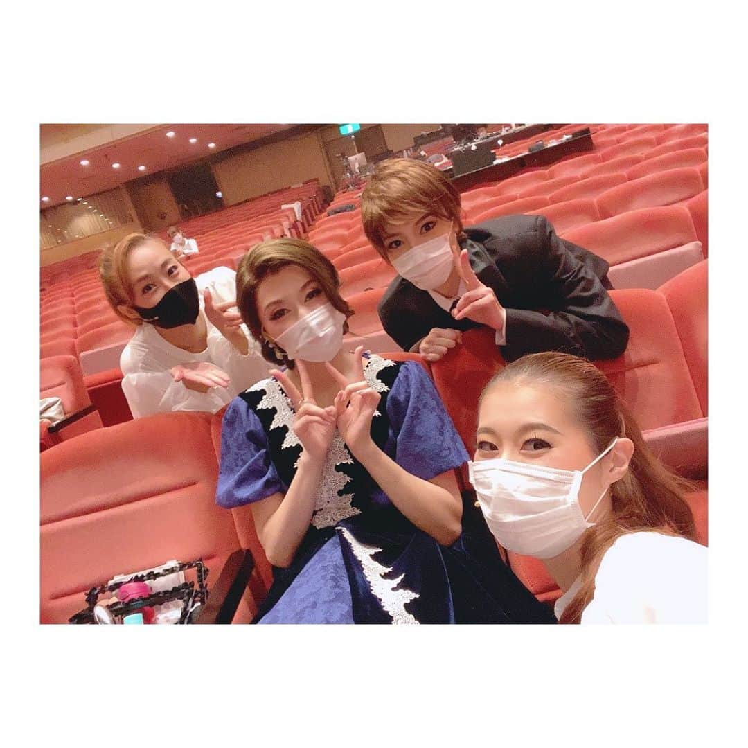 夢月せらさんのインスタグラム写真 - (夢月せらInstagram)「思ひ出⑤宝塚すぺしゃる!!  #凰稀かなめ さん かなめさんが宙組に組替えされてご一緒させて頂いてからもう8年9年？まさかまたご一緒できる日が来るなんて🥺しかも私自身大好きだったモンテ・クリスト伯。エドモンの時と真逆?!のメルセデス。どちらも至近距離で勉強できる幸せったらありませんでした。お稽古の最初の方は代役に入る事もあり、一緒にお芝居させて頂くという貴重な経験も出来ました。ただただ幸せと感謝の日々でした。 このような時期に素晴らしい座長の元、さらに愛の深まったモンテ・クリスト伯の世界に生きられた事、宝物です。  #十碧れいや さん ちょこちょこお会いしたりすることはあったものの、がっつり絡んだのは初めてだったれなさん。でも顔合わせで会った瞬間から気さくに声をかけてくださったり、私のツッコミにいっつも笑って下さったり。本当におおらかな優しい上級生。もっと一緒にいたかったー😭 朝のバレトンもっとしたかったー😭😭😭  #空乃みゆ さん 今回、1番お世話になったと思う姉さん。 なにかにつけてみゆさんみゆさん連呼する下級生にも見放さず見捨てず笑 全てを包み込んでくれた女神✨笑 いっぱい踊ったし歌ったし着替えたし走ったし。。。思い出が尽きない… カモメが無事に巣立って良かったです。笑 早くあいたーい❤❤  OGの方といると空気感というか、口に出さなくても察する力というか…行動力が宝塚って凄いなって改めて思うことばかりでした。ドレスさばきもっと勉強します💀」8月24日 15時39分 - seramutsuki