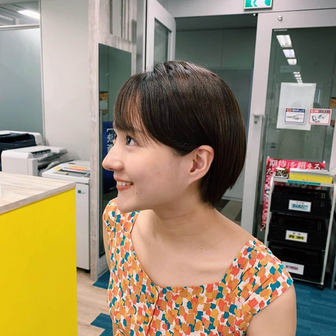 永尾亜子のインスタグラム：「. そういえば、髪を切りました！ 久しぶりのショートヘアです。乾かすのが楽ちん！このラクさを知ってしまうと、しばらく伸ばせそうにないなぁ。 (セルフカットに失敗し、オシャレすぎるヘアスタイルになったので、美容師さんに整えてもらいました。みなさん、髪はプロにお願いしましょう！)」