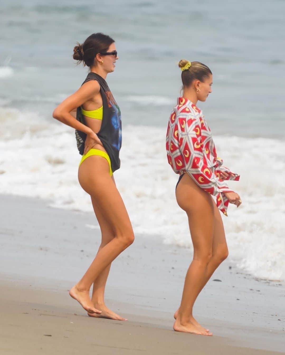 Just Jaredさんのインスタグラム写真 - (Just JaredInstagram)「@kendalljenner spends the day at the beach with @haileybieber! #KendallJenner #HaileyBieber Photos: Backgrid」8月24日 15時44分 - justjared