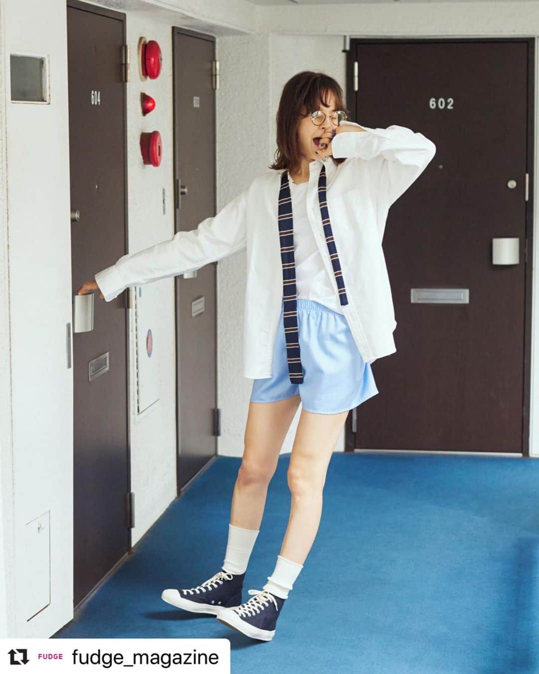 のインスタグラム：「Thank you!  #Repost @fudge_magazine with @make_repost ・・・ ‣ ‣ ‣ One Two mile wear⁣ 上質なリラクシングウエアを着て、ちょっとそこまで⁣ 肩の力が抜けていて、ゆったりとしたムードに包まれているのに、なぜだか不思議と魅力的。⁣ それは上質なリラクシングウエアを上手に身につけているから。ワン、ツーマイルのお出かけだって大丈夫⁣ .⁣ ルームパンツの艶感に⁣ 品のよさを託したボーイズワンマイル⁣ ボクサーショーツを元に改良した女性用のルームパンツは、身軽な印象ながら光沢のある生地が全体を品よく仕立ててくれる。シャツやネクタイをゆるりと合わせたら、新鮮な洒落感が漂う。⁣ .⁣ ✔︎ #パンツ⁣ 〰︎ SUNSPEL @sunspel_japan⁣ ✔︎ #Tシャツ⁣ 〰︎ Hanes @hanes_japan⁣ ✔︎ #シャツ⁣ 〰︎ INDIVIDUALIZED SHIRTS @id_jp⁣ ✔︎ #ネクタイ⁣ 〰︎ A Piece of Chic⁣ ソックス⁣ 〰︎ PRISTINE @pristine_official⁣ ✔︎ #シューズ⁣ 〰︎ MOONSTAR @moonstar_jp⁣ メガネ⁣ 〰︎ ayame @ayame_id⁣ .⁣ ////////////////////////////////////////⁣ FUDGE 2020年９月号は、『FUDGE』最新号の特集は『晩夏と初秋のスタイルレッスン』。⁣ 全国の書店、コンビニ、webで人気販売中です！◎⁣ ぜひ、最新号をゲットして @fudge_magazine をタグ付けしてね！⁣ ------------------------⁣ 《FUDGEの他のアカウントも更新中》⁣ ⌎men'sFUDGE @mensfudge⁣ ⌎snap @fudge_snap⁣ ⌎onlinestore @fudge_online_store」