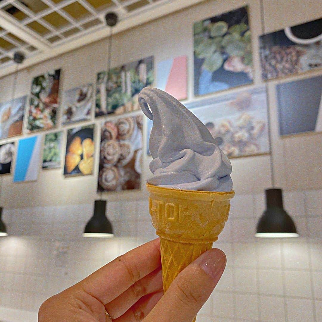 原あやのさんのインスタグラム写真 - (原あやのInstagram)「青いソフトクリーム🍦つたわらないね . . #青#ソフトクリーム#味は#白い#ソフトクリーム#🍦」8月24日 15時50分 - ayano_hara_69