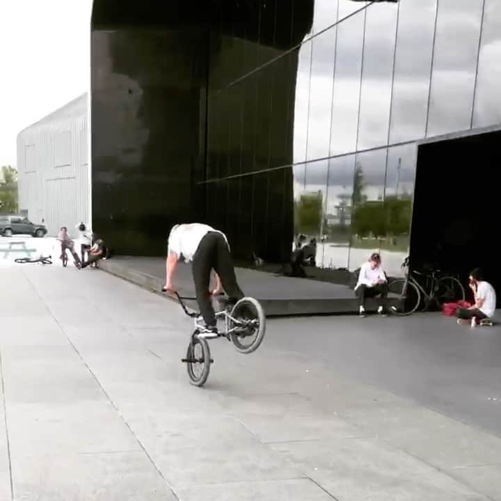 のインスタグラム：「@alex_donnachie is a smooth operator 👀🔥  #BMX #Bike #Biking #Street #MonsterEnergy」