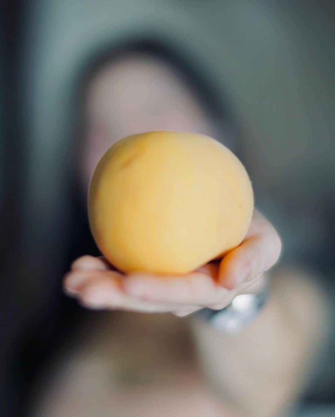 GYEON SEOさんのインスタグラム写真 - (GYEON SEOInstagram)「_* peach lover 🍑 . . อร่อยมาก ไม่ไหวแล้วว ผลไม้ หรือ ผัก premium  ต้อง @168luxuryfruits #gomdorishotz」8月25日 1時19分 - queengyeon