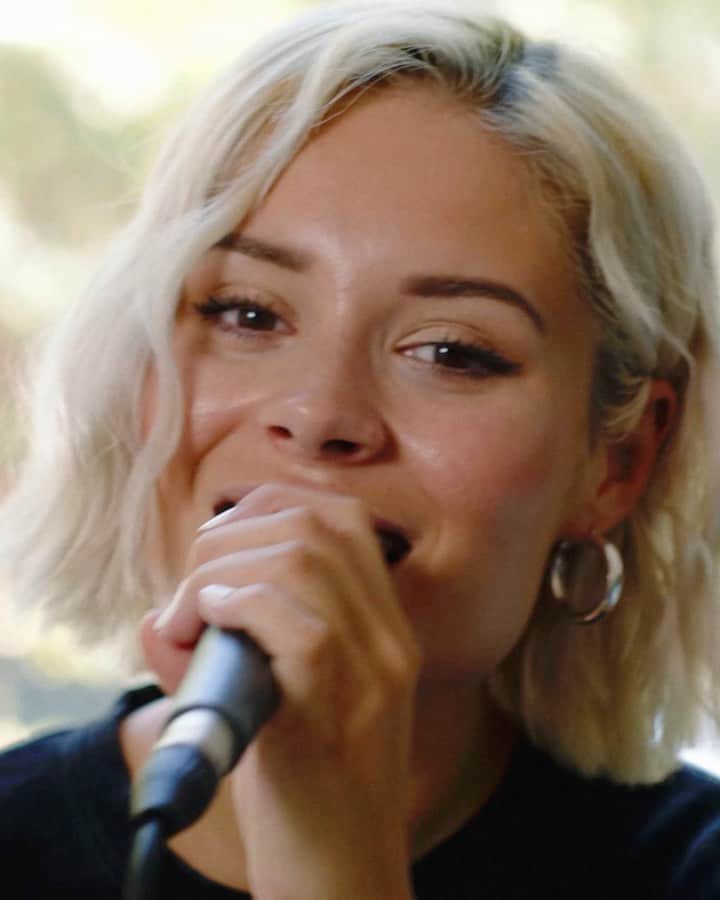 ニーナ・ネスビットのインスタグラム：「cry dancing acoustic out now @notd 🥺 what’s the pettiest thing you’ve ever cried about lol? mine is my love planet being in virgo」