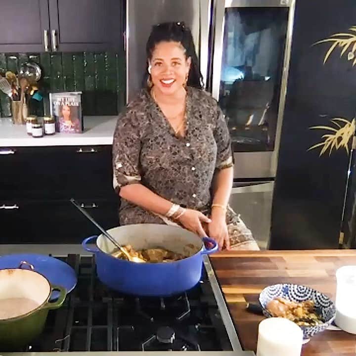 ケリスのインスタグラム：「A few weeks back, I did a private cooking class with the @verizonmedia team and taught them how to make one of my favorite curry dishes from my cookbook. We also had a chat about food, my inspiration, and quarantine cooking.   I first encountered this curry recipe when I stayed at a friend's house in Bali years ago. Over the years, I’ve made it my own. In my version, I call for a whole chicken, cut up. Cooking chicken on the bone gives the sauce such good flavor. I also think it looks better, seeing meat on the bone rather than little cubes of meat in a sauce. Serve it with white rice or bulgur wheat tossed with golden raisins or black currants. The mix of coconut milk and bulgur makes you feel like you’re doing something right for your body. This dish is delicious with lamb or shrimp, and you can leave out the meat to make it veg/vegan friendly!   Don't forget to tag me in your pics so I can reshare on my page with our community. Thanks Verizon Media for bringing people together for this great meal. Recipe linked in bio and swipe right for final dish! #CookedwithKelis」