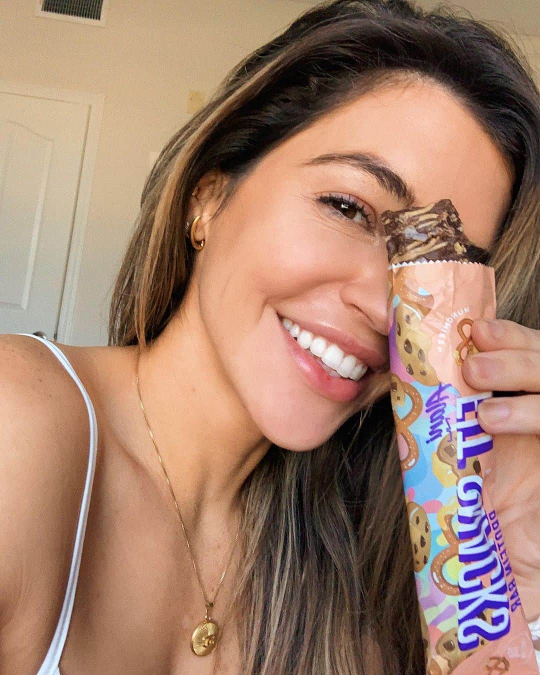 Nikki Blackketterのインスタグラム：「Good morning, sunshines!! Happy Monday 🥰☀️ Alani’s newest protein bar >> Munchies is here🥨 I’m doing a giveaway to celebrate!!! Yall it’s lit—salty n sweet with pretzels, chocolate & caramel😋  SO all you gotta do is make sure you’re following @alaninutrition and tag a friend below to win!   Three winners will receive:  ✨ 1st place: 2 boxes of Munchies protein bars + $250 gift card to Alani Nu ✨ 2nd place: 2 boxes of Munchies protein bars  ✨ 3rd place: 2 boxes of Munchies protein bars」