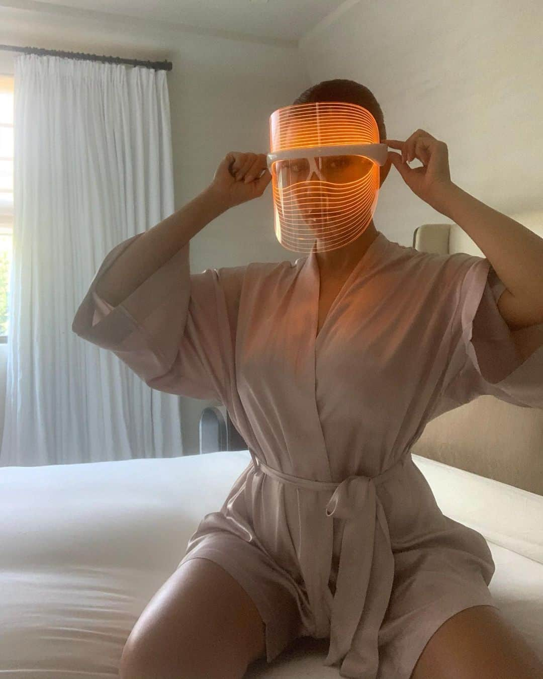 コートニー・カーダシアンさんのインスタグラム写真 - (コートニー・カーダシアンInstagram)「You’ve been asking, and our favorite three-color LED light mask (filled with skin benefits) is back in stock on @poosh 💡 shop.poosh.com」8月25日 1時27分 - kourtneykardash