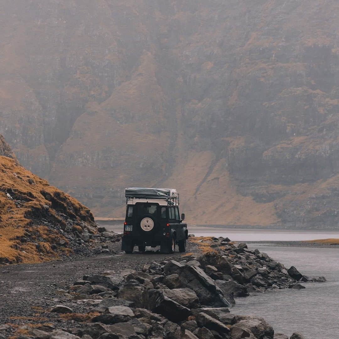 Land Roverさんのインスタグラム写真 - (Land RoverInstagram)「Finding a new perspective. Photographer @robstrok travelled from Tórshaven to Saksun on the Faroe Islands, taking in the spectacular sights from a unique point of view with the #DEFENDER's legendary capability. Share your #LandRover and #ClassicDefender photos using #ShapeOfAdventure   #4x4 #Offroad #Adventure #LandRover #FaroeIslands」8月25日 1時30分 - landrover