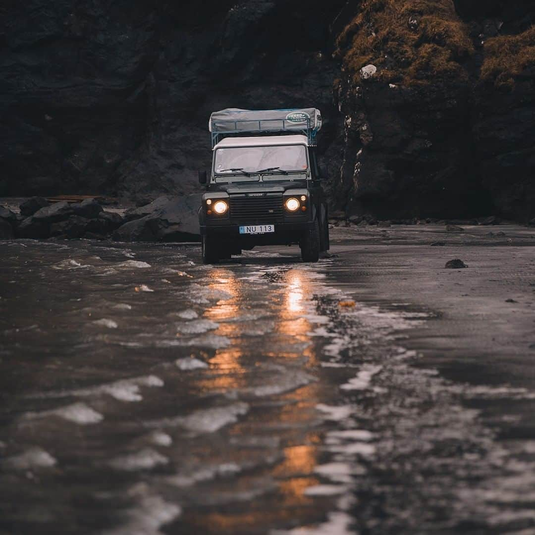 Land Roverさんのインスタグラム写真 - (Land RoverInstagram)「Finding a new perspective. Photographer @robstrok travelled from Tórshaven to Saksun on the Faroe Islands, taking in the spectacular sights from a unique point of view with the #DEFENDER's legendary capability. Share your #LandRover and #ClassicDefender photos using #ShapeOfAdventure   #4x4 #Offroad #Adventure #LandRover #FaroeIslands」8月25日 1時30分 - landrover