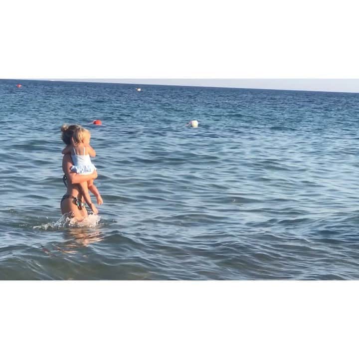 Eliana Michaelichin Bezerraのインスタグラム：「Aquele “perigo” do filho ser levado pelo mar que só a mãe consegue ver. Mais alguém se identifica?! 🤣🙈🥴 #coisasdemae #maedemenino #maedemenina #truove #amorincondicional #amordemae #manuelamrseminstagram #arthurmbseminstagram #deusnocontrole #familia #sardenha #sardinia #italia」