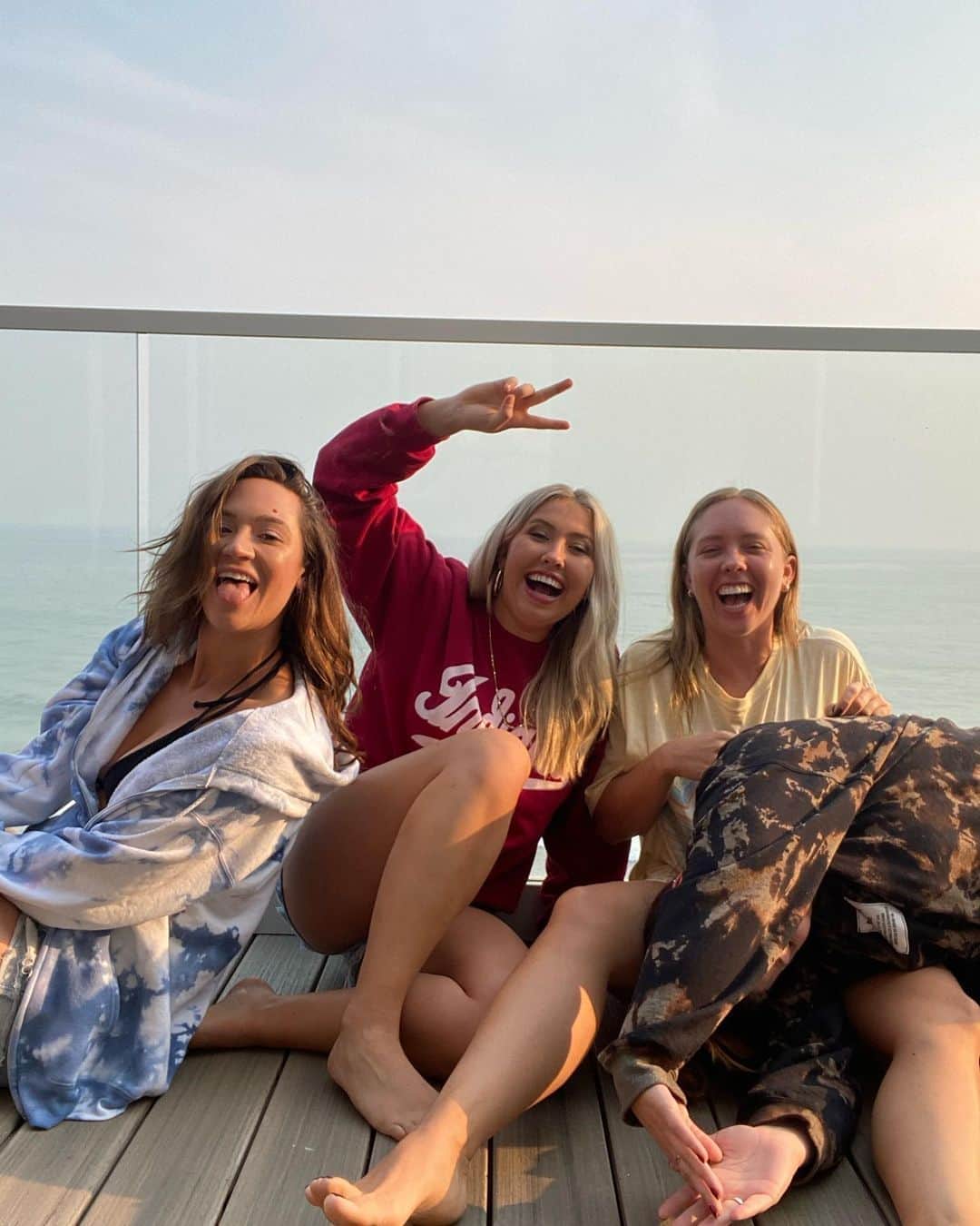 アリーシャ・マリーさんのインスタグラム写真 - (アリーシャ・マリーInstagram)「sisters for life ✨  ps..did u see the new video? it was hilarious and yes we got pasta after for everyone wondering hahaha 🍝 iykyk #roommates #beach #malibu #sisters」8月25日 1時38分 - alisha