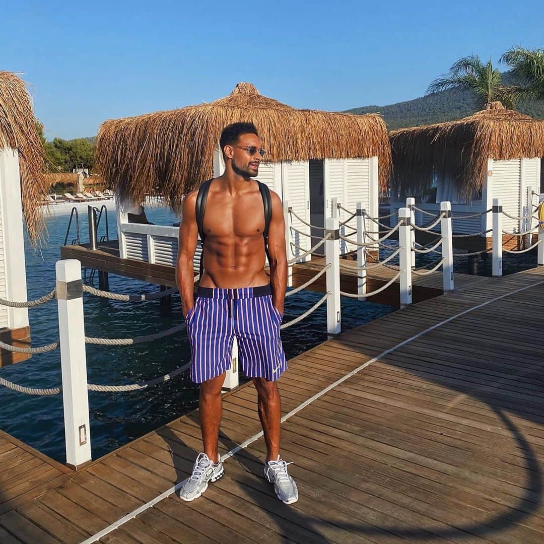 カリム・ベララビのインスタグラム：「after workout / stay dry 🌴💪🏾」