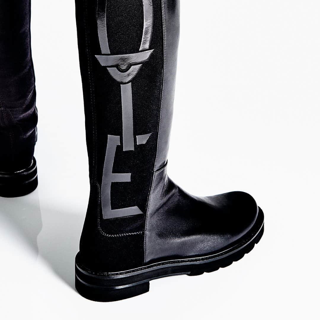 のインスタグラム：「Our limited-edition #5050VOTE boot, designed for innovation and impact, just launched officially on stuartweitzman.com. Only 100 pairs available, and 100% of net profits from sales will go towards nonprofit, nonpartisan organization @iamavoter, which aims to increase voter participation. Shop the style at stuartweitzman.com. #StuartWeitzman」