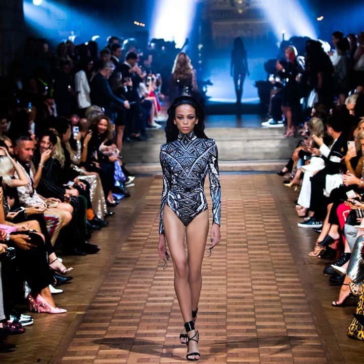ジュリアンマクドナルドのインスタグラム：「The ravishing @em_vvn took on the JULIENXGABRIELA SS20 catwalk in an engineered graphic techno marble print swimwear bodysuit with thousands of Swarovski crystals  Styling: @karlplewka Casting: @mrsvoguester Makeup: @wendyrowe Nails: @mariannewman Hair: @kenpaves Shoes: @lucychoilondon Production: @mybeautifulcity  Song used: Mi Gente - J Balvin - Alesso Remix  #LFW #LFWSS20 #ss20 #JULIENMACDONALD #GLAMAZONIA @julienxgabriela」