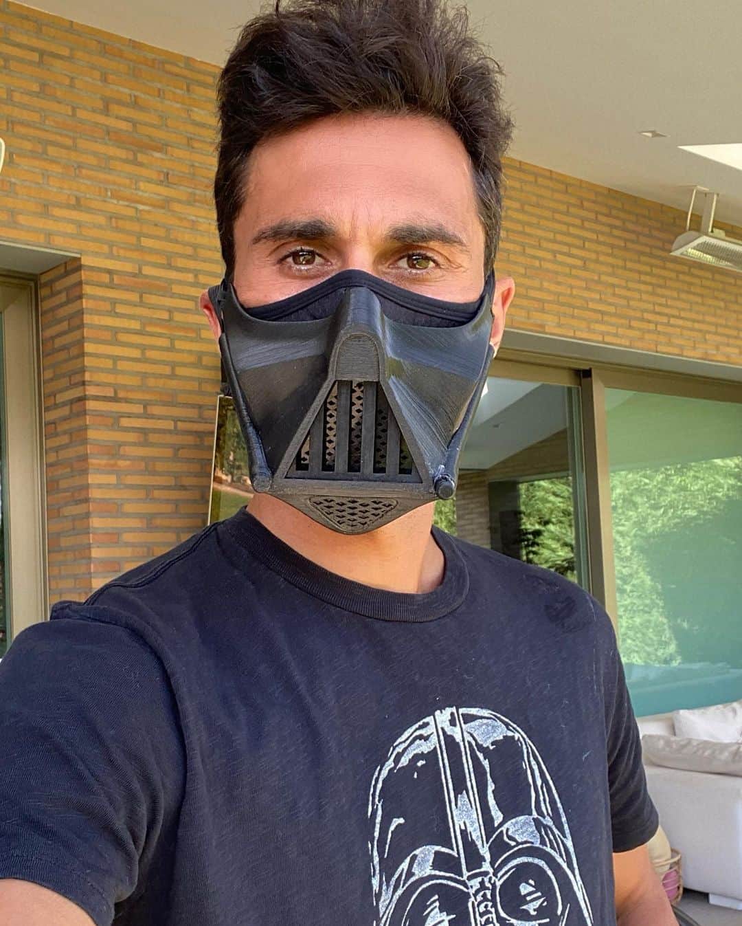 アルバロ・アルベロアのインスタグラム：「Join the dark side. #WearAMaskChallenge」