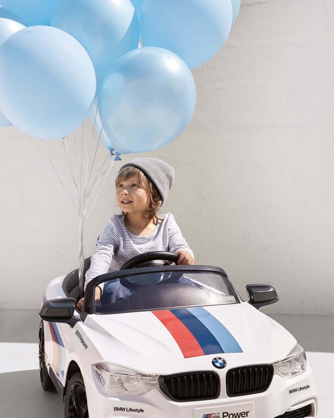 BMWさんのインスタグラム写真 - (BMWInstagram)「You don't need a driver's license to enjoy this… The BMW Motorsport M4 RideOn. #TheM4 #BMW #M4 @BMWM #MyBMWlifestyle」8月25日 2時00分 - bmw