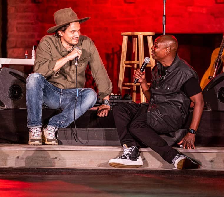 ジョン・メイヤーのインスタグラム：「Dave Chappelle is a nomad who lives at home. A responsible transcender, he makes sure everyone around him is able to join in his acts of protest against complacency.  He has an abiding love of both Wu-Tang Clan and Crowded House.  His comedy is listened to like rock songs.  His thoughts are clung to like a prophet.  He has his ear to the ground not just on matters of human behavior, but also who currently makes the largest portable Bluetooth speaker.  And today is his birthday.  And like every day, I’m sure he will do more for others than what will be done for him.  And that’s why I love my friend Dave.  Happy Birthday @davechappelle  (📷 @candytman )」