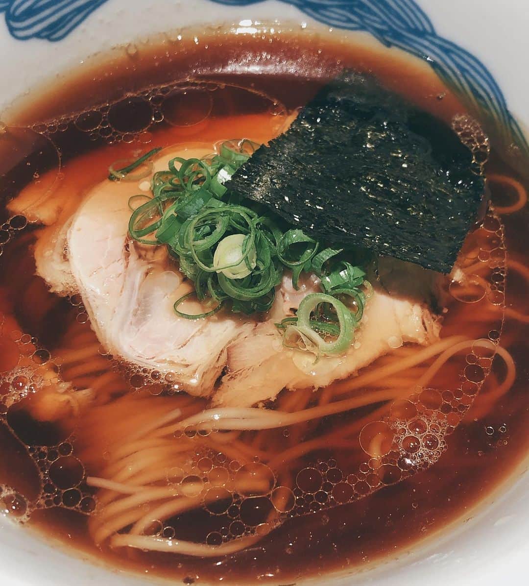 阿部洋子さんのインスタグラム写真 - (阿部洋子Instagram)「🍜 どーしても食べたい！ と、駄々をこねられたので笑 年に1～2度しか食べないラーメンを食した。  麺がおそばみたいに、 ほそくて真っ直ぐでとぅるんとしてた！ 食べやすい。  お醤油ベースのスープも透き通ってて、 ずっと飲んでいられる笑 チャーシューも美味し！ 足せばよかったな。  #美味しゅうございました  #nipponramen凛rintokyo   今月オープンしたばっかりみたいです。 並んでたー！ #東京駅 #グランスタ   #ラーメン #醤油ラーメン #麺はすすれません」8月25日 2時19分 - hirocoring
