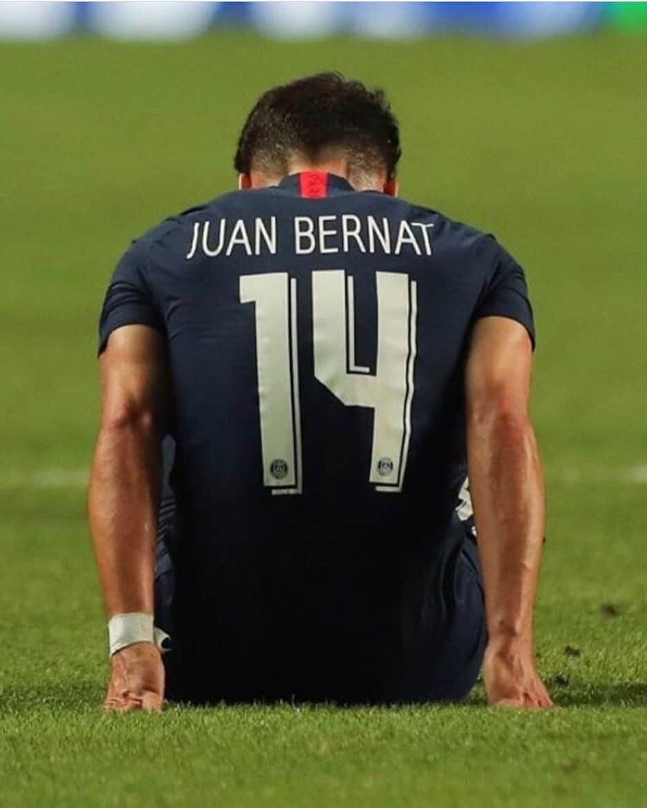 のインスタグラム：「Se acabó. Fin a la temporada 19/20. Triste, pero a la vez  muy orgulloso de este equipo. Fuimos un grupo unido , que supo sufrir dentro y fuera del campo. Hicimos historia, tuvimos nuestra primera oportunidad, lo dejamos todo en el campo y no pudo ser. Pero este es el camino a seguir y otras oportunidades llegarán. Desde hoy ya pensando en lo que viene. Muchas gracias a toda la afición por el apoyo durante toda la temporada. Merci beaucoup. 🔴🔵 Por ultimo felicitar a mi ex-equipo, Glückwunsch @fcbayern .」