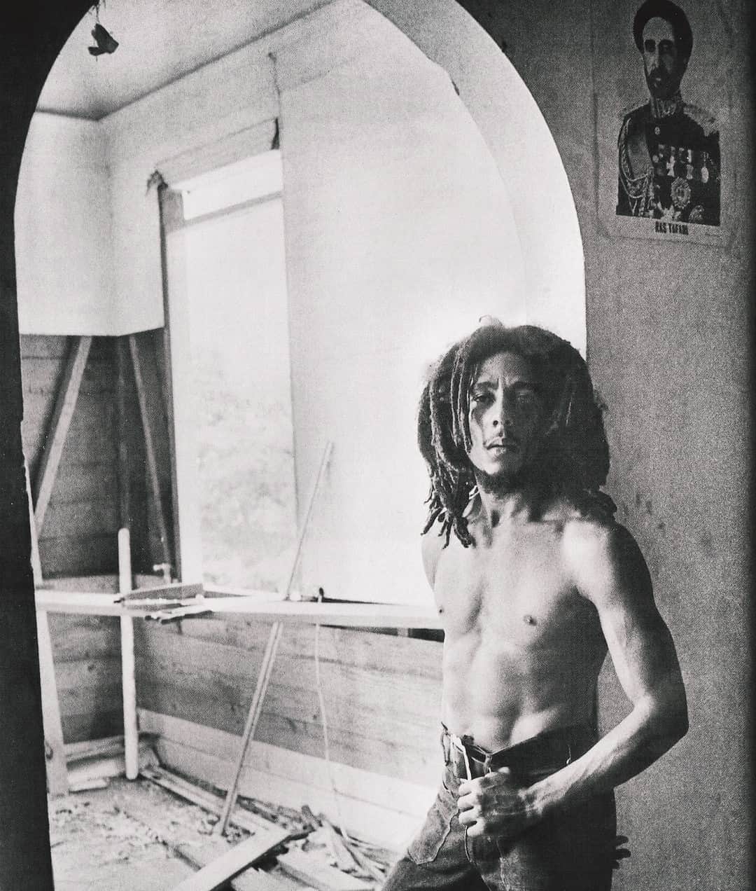 ボブ・マーリーさんのインスタグラム写真 - (ボブ・マーリーInstagram)「"Don't you know: when one door is closed—when one door is closed, many more is open." #ComingInFromTheCold #bobmarley75⠀⁣⁣⁣⁣⁣⁣⁣⁣⁣⁣⁣⁣⁣⁣⁣ ⁣ ⠀⁣⁣⁣⁣⁣⁣⁣⁣⁣⁣⁣⁣⁣⁣⁣ 📷 by Kim Gottlieb-Walker from her book "Bob Marley & the Golden Age of Reggae."」8月25日 2時31分 - bobmarley