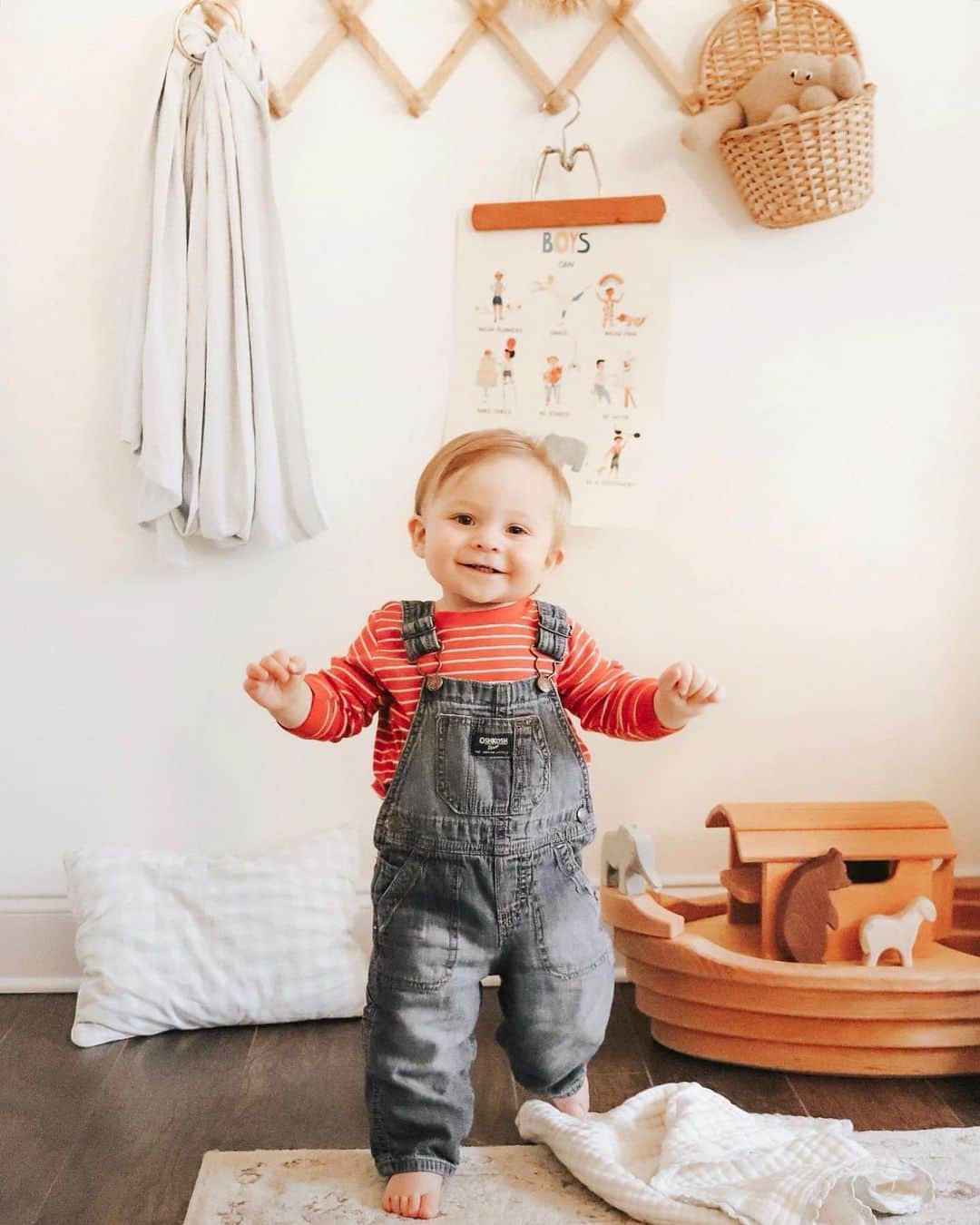 のインスタグラム：「Those first steps are always the sweetest! 😍👣 Drop ❤️ a below if your #oshkoshkid has reached a milestone lately and tell us all about it! 📷: @fieldsofhoney」